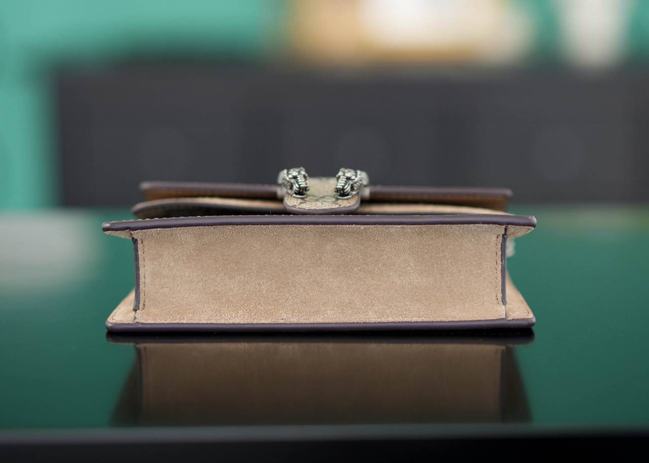 🥯GG Dionysus系列超迷你手袋酒神 老花卡其色 16.5cm 正品售价¥8.000 GG家入门级小包推荐，酒神里面的经典基础款 经典酒神扣搭配原厂小牛皮 出镜率非常高 简直是穿搭利器 官方款号 476432 尺寸迷你：16.5x10x4cm 尺寸小号：28x17x9cm