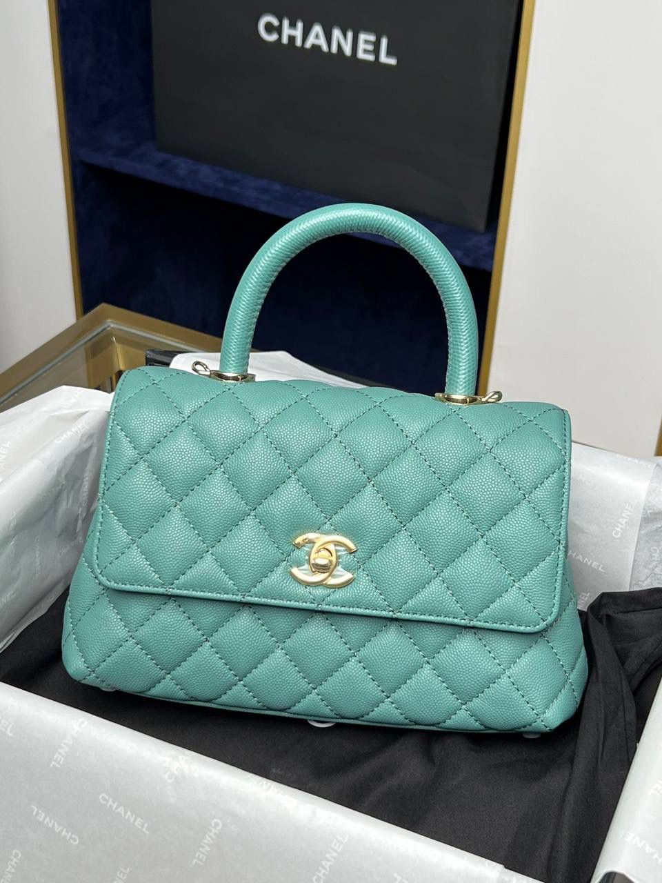 新coco handle小号绿色荔枝纹💞👜 和CF一个渠道的尾单货，拿过的都不用多介绍啦！新款驾到！独家渠道货！ 尺寸:14 X 24 X 10cm