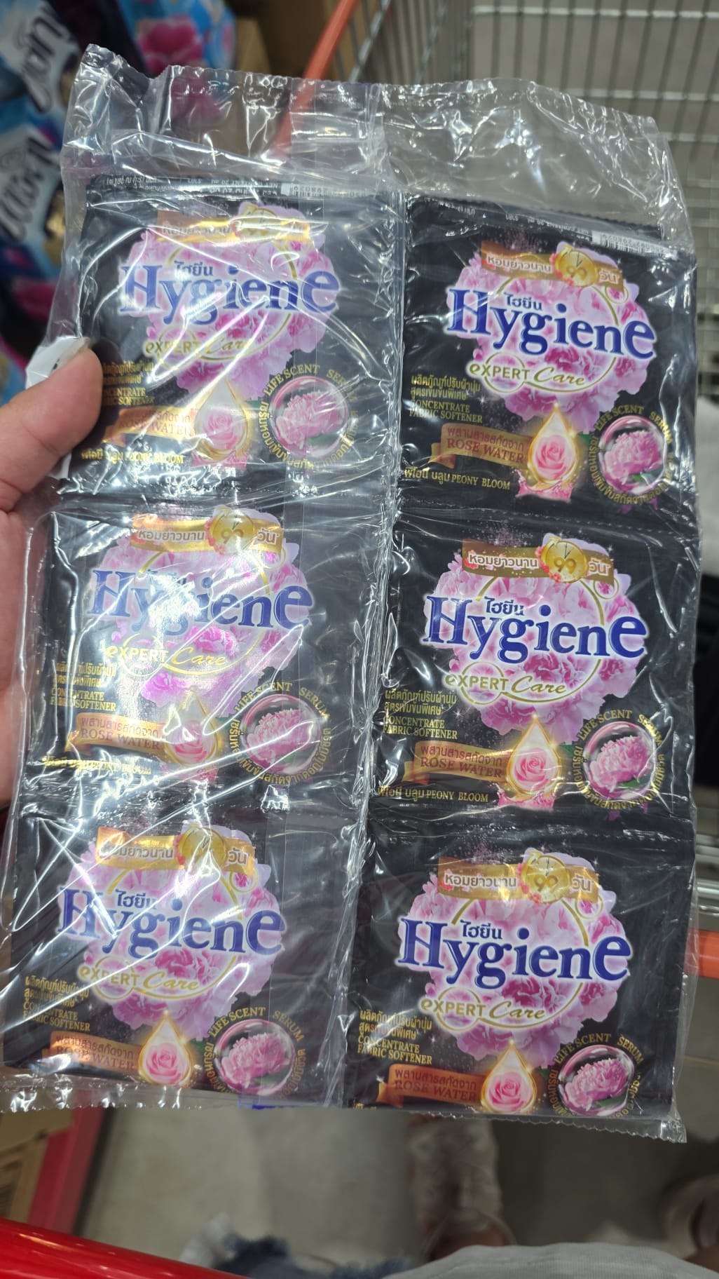 Hygiene (ไฮยีน) 品牌的濃縮柔軟精，具體型號為 Expert Care Life Scent Serum - Peony Bloom (黑包裝) 24小包