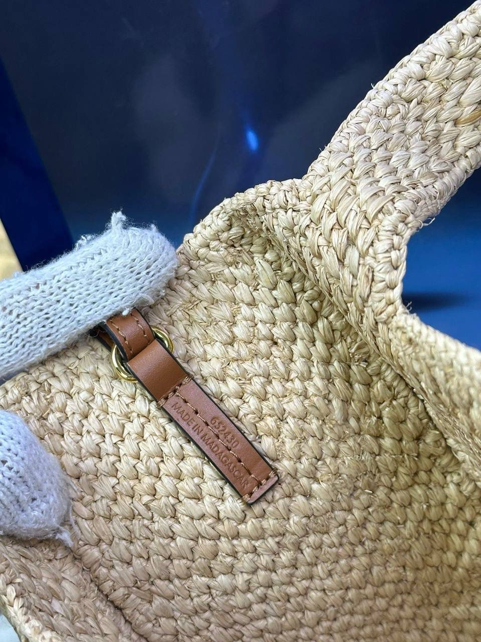 🎈最新𝙇𝙤𝙚𝙬𝙚 𝙁𝙤𝙣𝙩 𝙏𝙤𝙩𝙚 —【小号】酒椰草编包🔔 尺寸：𝟐𝟒-𝟏𝟏-𝟏𝟗.𝟓𝐜𝐦 编码：652207 （下单须知：由于天然纤维材料特别，带毛刺，日照时间长短不同，颜色略有变化，纯手工编织制作而成，每一只都独一无二，每个包的尺寸也有所不同‼️完美主义者慎入⚠️） 👉🏻完全由酒椰纤维编织而成，正面饰有黑色刺绣𝙇𝙊𝙀𝙒𝙀标志 👉🏻肩带可拆卸调节，可肩背、斜挎或手提多种背法