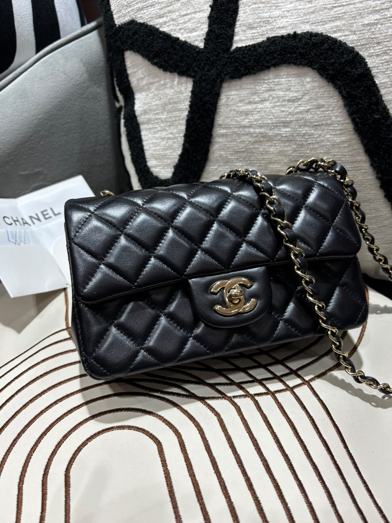 Chanel mini flap bag A69900 20cm classic flap 黑色羊皮金扣100%Authentic, 98%New ✅2025專門店收據✅晶片✅塵袋✅盒 