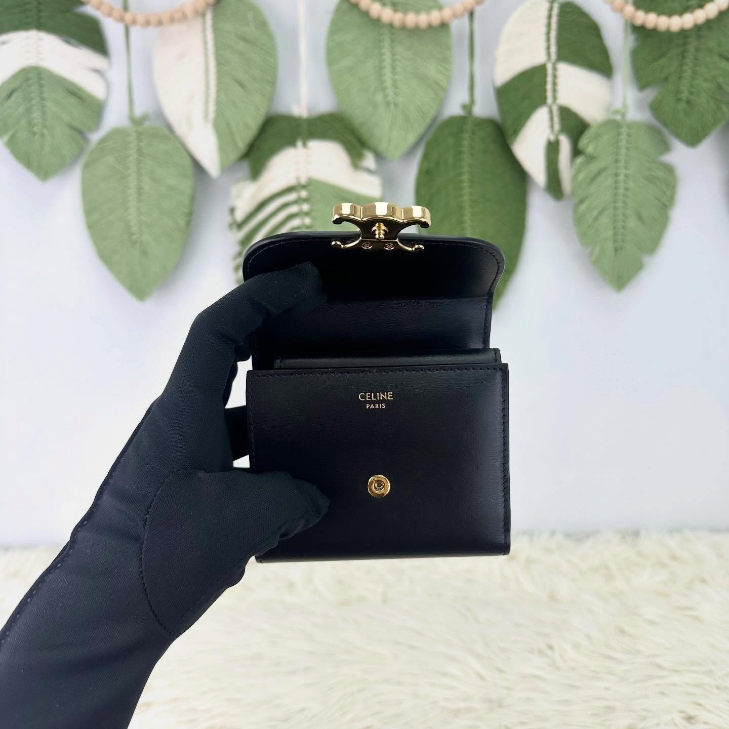 🤍PRE OWNED TRIOMPHE 黑金真皮三摺銀包 Small Size 全套有盒🖤