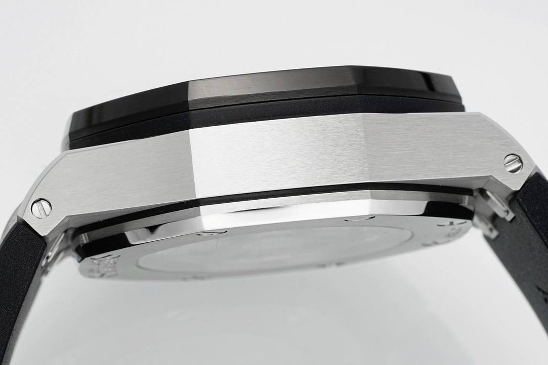 独家开发爱彼皇家橡树离岸系列26420，购入原装1.1打造💯🔥全表采用德国最新cnc技术，每个细节都同步原装，表带表扣通用原装技术实现快拆技术可同原装互换，字面采用最新款纵横格纹面，上手霸气豪华，机芯使用最强丹东机芯外观复刻原装4401机芯实现正面反面与原装难分雌雄。首批数量有限先到先得。首批颜色分别为，1，玫瑰金熊猫眼，2，最火沙漠黄烟熏盘，3，经典蓝盘白眼，4灰盘蓝眼睛，5，经典百搭白熊猫。