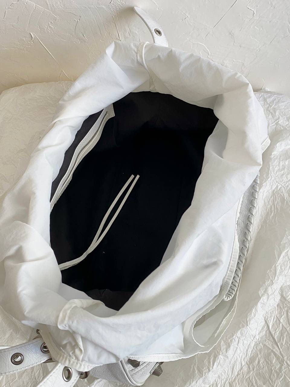 ba1enciaga neo cagole xl plus 油蜡白银🤍 机车包衍生新款，超级好看！ 这只包有三种背法 除了常规的斜挎➕手提 里面还加了一层尼龙布料肩带 直接变成一个大托特！ 14寸的电脑咱说放就放😌 随性松垮的包型，时髦精的tote就它了 机车包最看中的就是整个包的皮料 我们家一直都是安排的原厂皮 皮料一定要软且皱，才做得出zp的慵懒感 46.5×30×13cm791601m