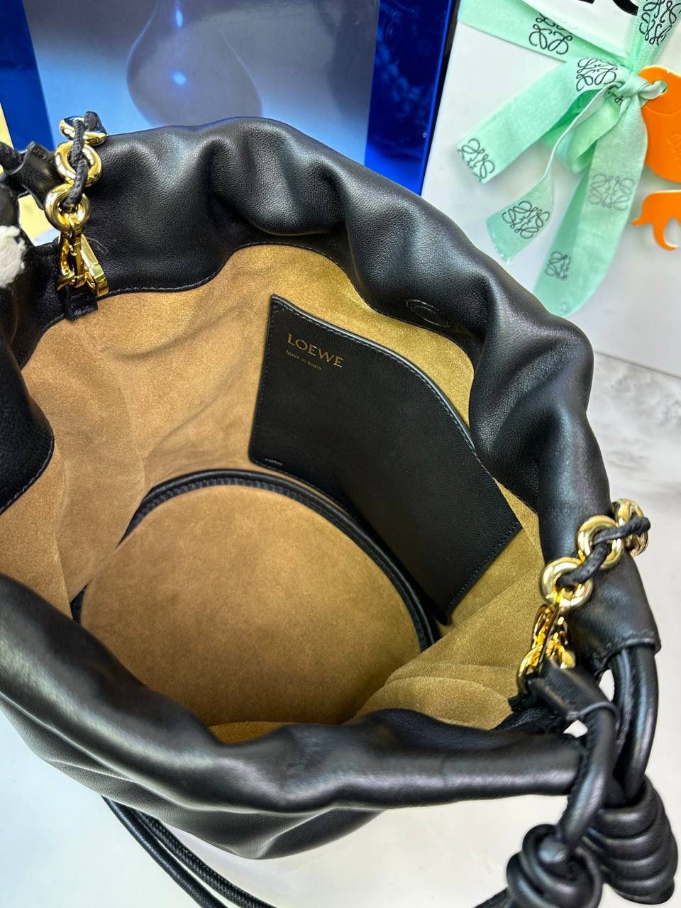 🎈链条款𝙁𝙡𝙖𝙢𝙚𝙣𝙘𝙤 𝙋𝙪𝙧𝙨𝙚水桶羊皮 ——【黑色】 尺寸：𝟑𝟐-𝟏𝟕-𝟐𝟒𝐜𝐦 编码：062406 👉🏻延续福袋收缩绳褶皱设计，全新推出水桶造型，羊皮包身手感细腻柔软❤️ 👉🏻链条肩带➕皮肩带的双肩带设计，时尚百搭，给足了集美们多样化的选择。肩带可拆卸可调节，磁扣开合，正面烫金𝙇𝙤𝙜𝙤，呈现出高贵典雅的视觉感😍 👉🏻独家背景➕独家品质➕独家全套砖柜礼盒套装，市场高端品质皆在我手✌🏻