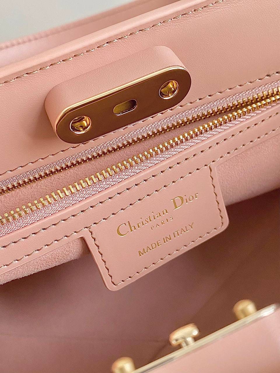 🈶 温柔粉中号 𝗗𝗜𝗢𝗥 𝗞𝗲𝘆手袋/腋下包 啊啊啊贵妇们还没买的都看过来 如此复古法式浪漫的包一定要拎在你手上 首批即出即断！都在翻单再翻单了！！ 早已大火全网时髦界，没有人不爱啊 独特的梯形包身➕细长手柄，优雅高贵 它的悬锁更是绝绝子，两个尺寸可选 小个子女生也可放心的冲大号 日常通勤什么大场合都能给你冲锋 拿捏得恰到好处，找不出一处缺点地方 真是把复古风玩得明明白白，美死了！！ 27×16.5×13.5cm，#6098m