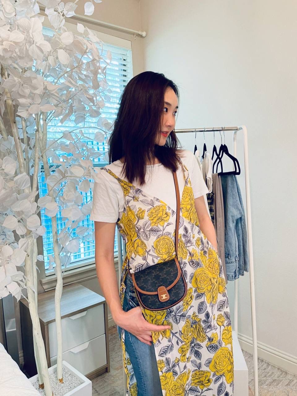 🔥大货实拍图 𝗖𝗘𝗟𝗜𝗡𝗘♥𝗧𝗥𝗜𝗢𝗠𝗣𝗛𝗘 𝗖𝗔𝗡𝗩𝗔𝗦 𝗕𝗘𝗦𝗔𝗖𝗘 嗨～复古老花yyds新草报道～圆滚滚的小马鞍很是讨喜🤩～ 型号：196702 尺寸：15*11*4cm 关于放手机这个问题，iphone 12 pro妥妥的放得下哦！还可以再放下卡包钥匙！话说现在姐妹们的手机大多都是捏在手上的吧😂所以更不成问题啦～