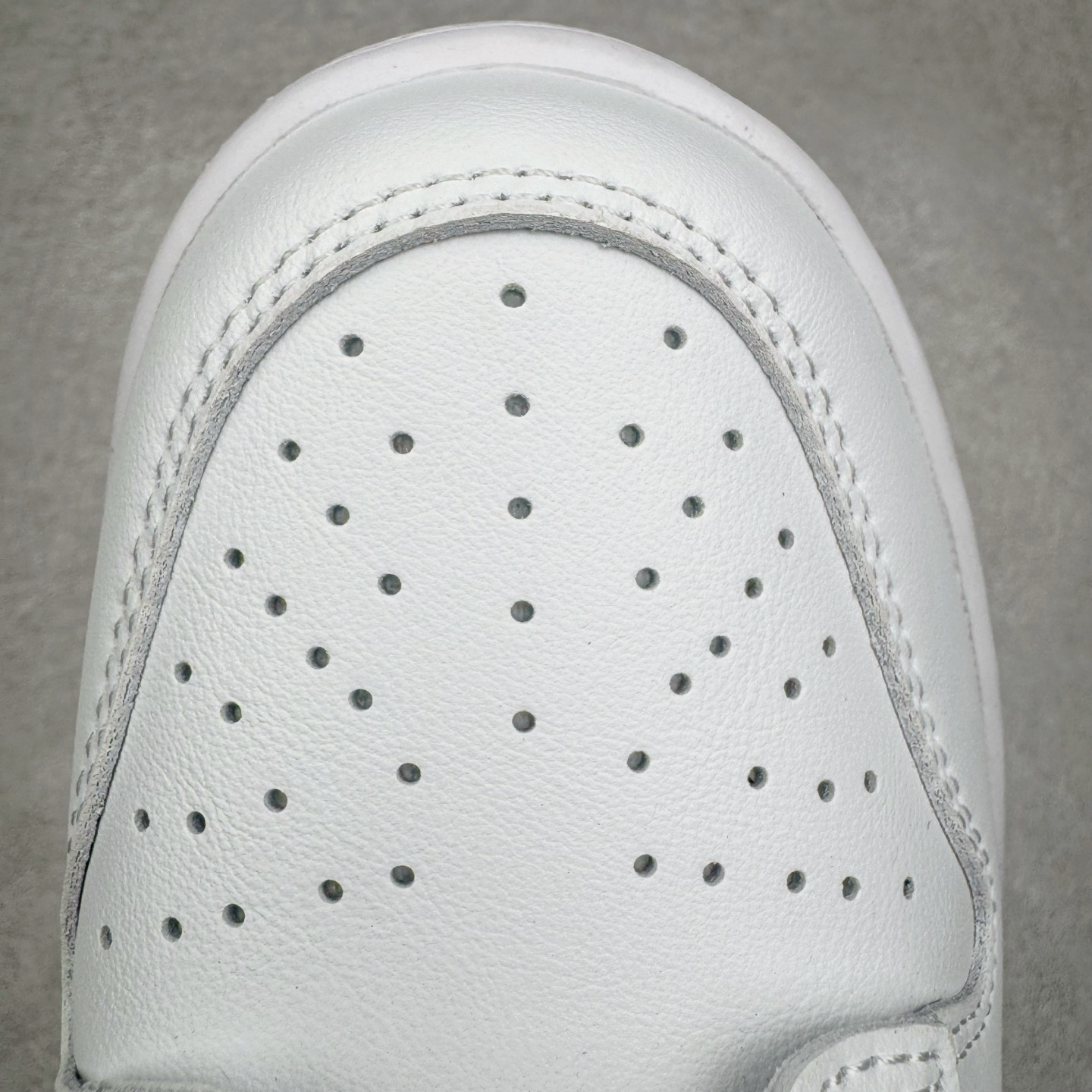 Supreme x Nike SB Dunk Low 94 Metallic Silver HQ8487-100