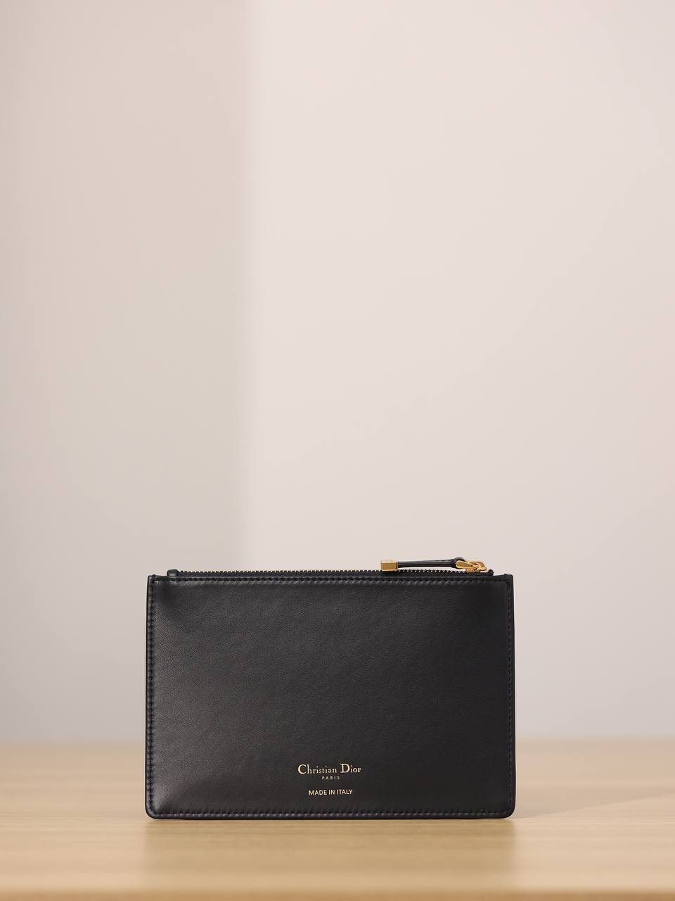 30 MONTAIGNE HOBO AVENUE👜✨ 尺寸：21 x 13 x 5 厘米 这款 Hobo Avenue 迷你手袋是二零二三秋季成衣系列新品，丰富了 30 Montaigne 系列，彰显复古魅力。 正面饰以同色调珐琅 CD 标志 宽大的隔层 2 个可拆卸小袋，其中一个设有 1 个拉链开合和 3 个卡槽 肩带链条部分采用同色调珐琅 CD 链环打造 配独家高定整套包装