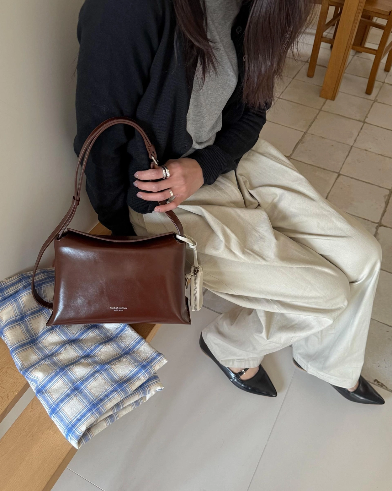 【26SS新皮】預訂_牛皮亮面 Bread bag 磁吸枕頭包 (M) By Bucks & leather