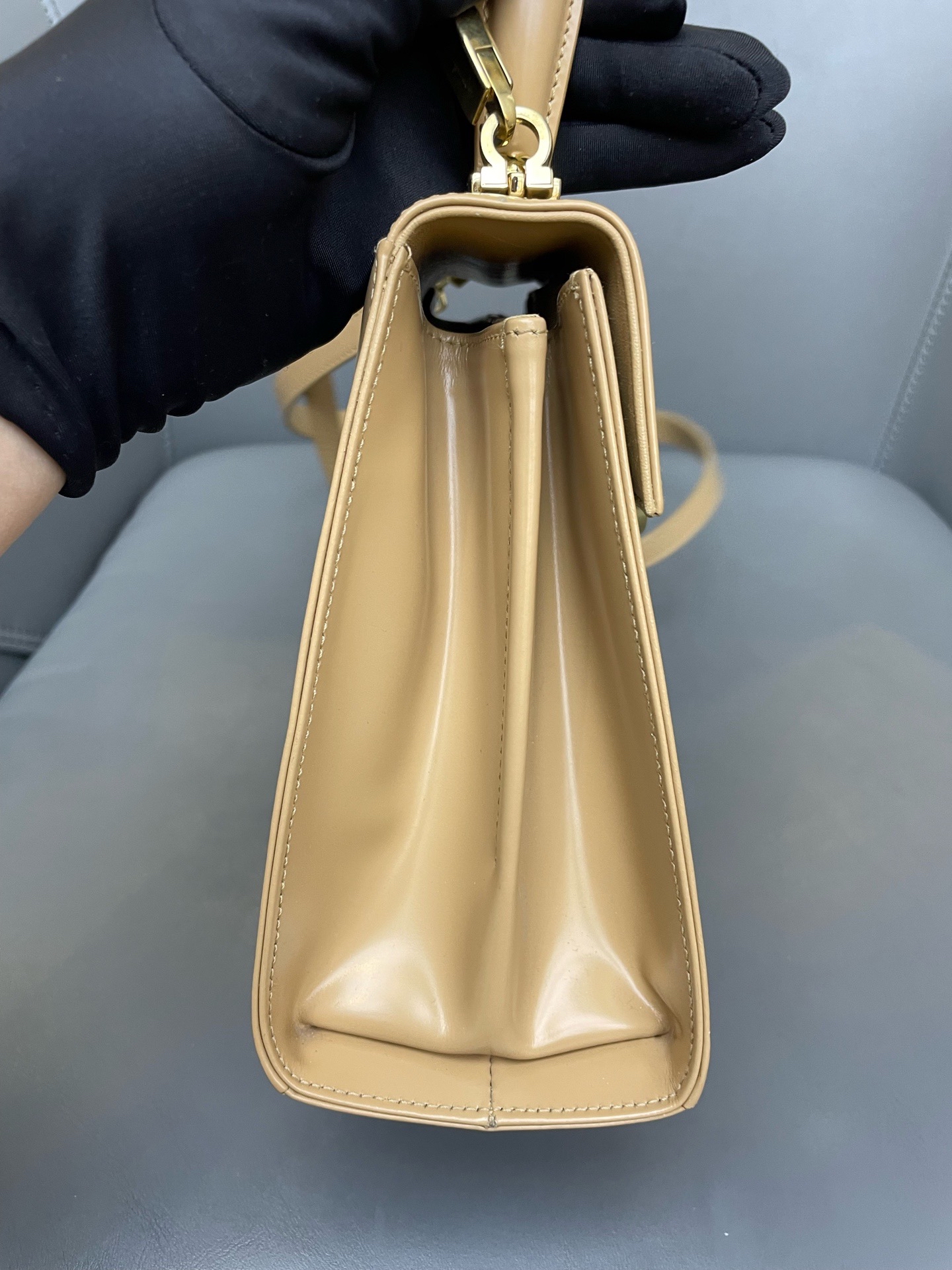 【預訂貨品】Ferragamo現代款奶茶色mini tote