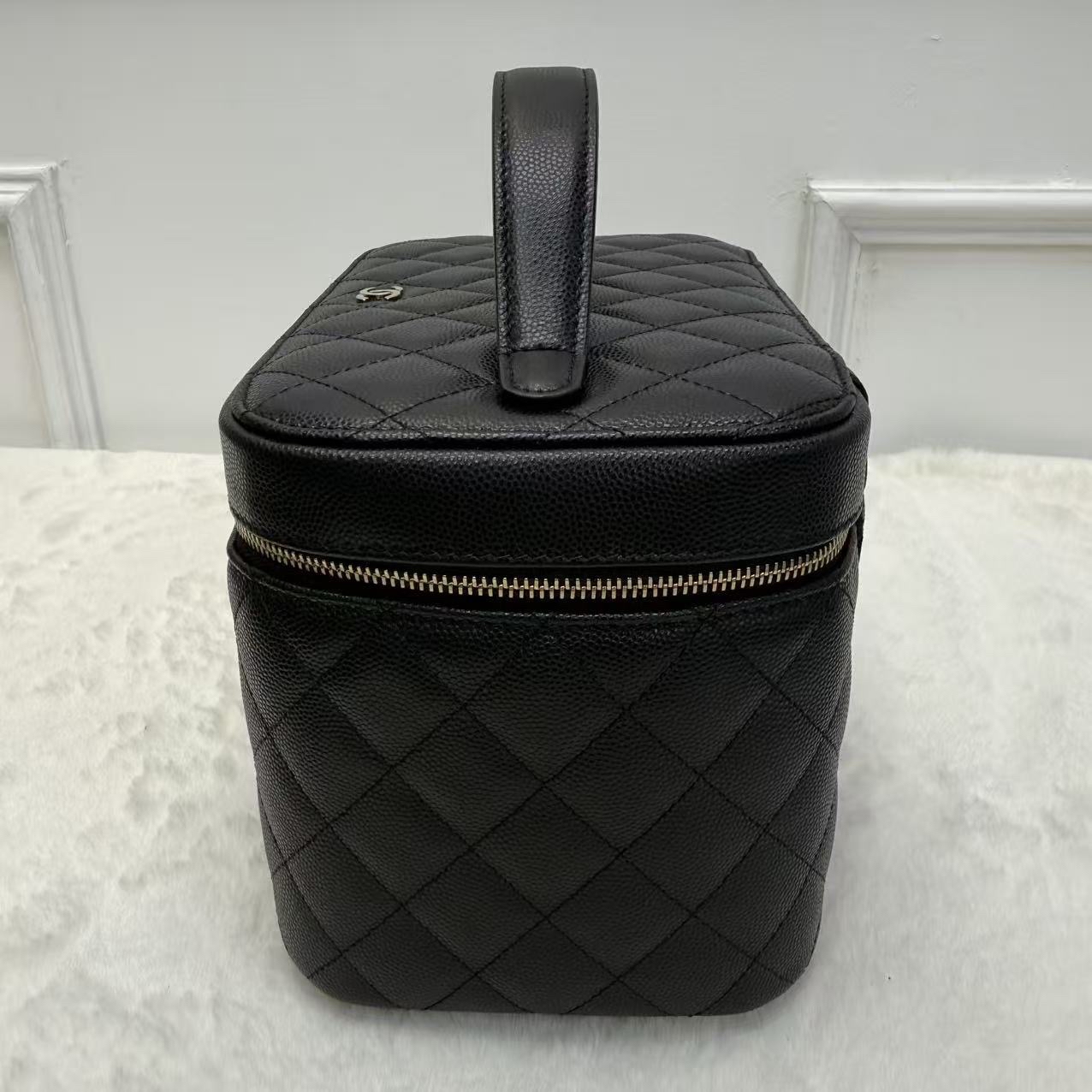 ✨🖤Chanel/香奈兒 化妝盒 黑金 荔枝紋牛皮 內里深紅色 手柄式手提化妝包 經典款時尚手提包 28開帶黑卡🖤