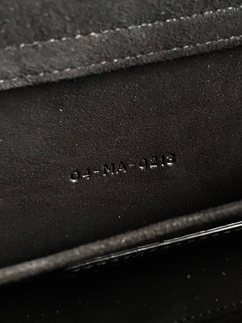 巴黎地图中号🩶🩶 𝗗𝗶𝗼𝗿 𝗗-𝗝𝗼𝘆 𝗯𝗮𝗴涂鸦款，新色 把巴黎地图以涂鸦艺术印花在整个包身也是绝了 黑白色调干净利落，复古又神秘的法式浪漫 长方包形，短链条➕细长肩带直接封神！！😍💕 复古时髦感超强，真是什么场合都可以把住 绝对是lady中的天花板了，强势出圈啦姐妹们 26 x 13.5 x 5cm