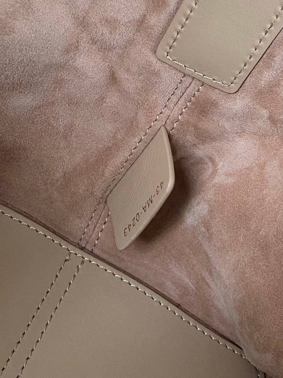 🈶胭脂米，小号 𝗗𝗜𝗢𝗥 𝗧𝗼𝘂𝗷𝗼𝘂𝗿𝘀横版 拒绝不了一点温柔的米色系 实在太好看了！很显气质 淡淡的色调，看着心情就很好 小号会更Q更嗲一些 实物蛮精致的！ 可以说目前喜爱度top☝🏻 23×15×15cm，#m1292m