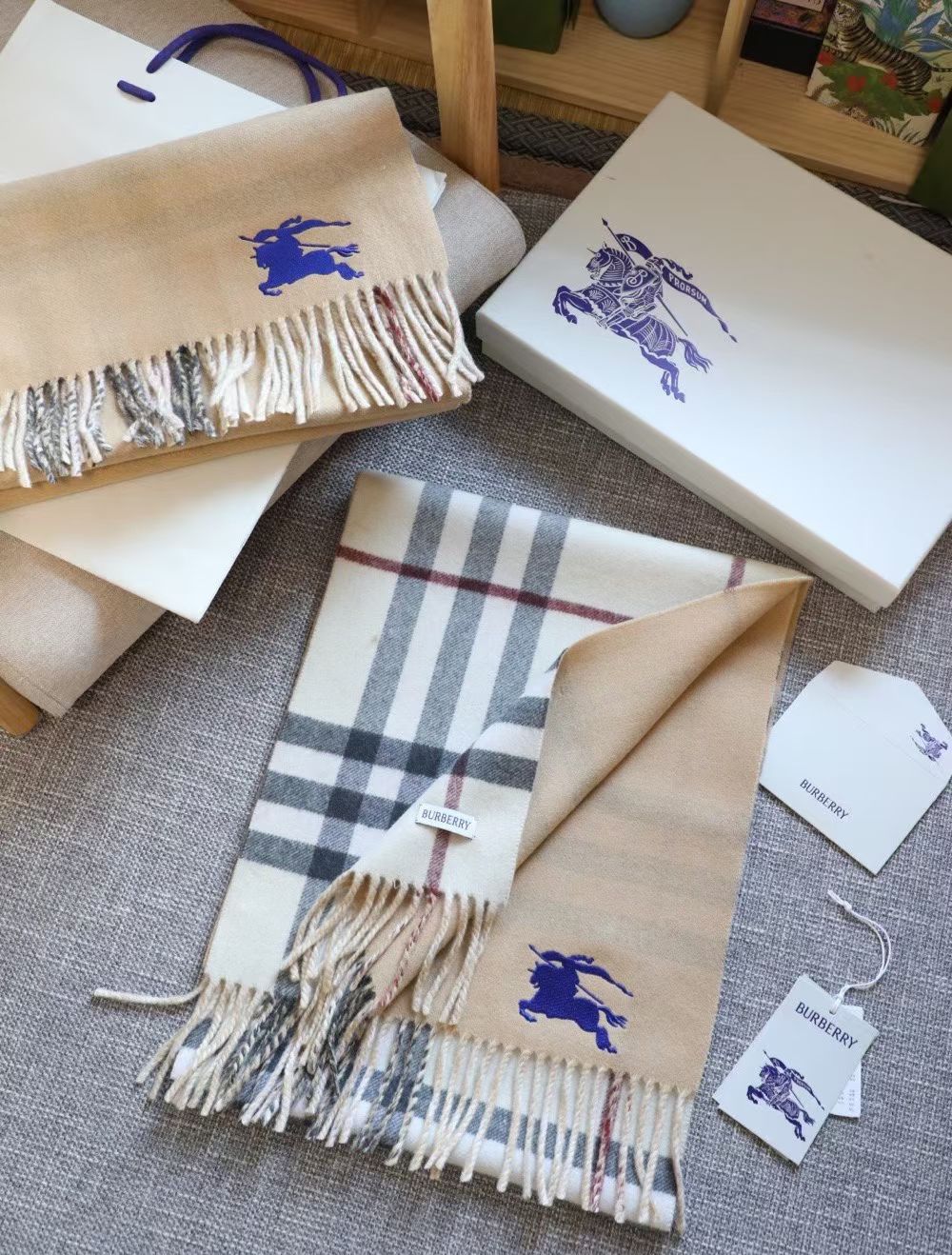 預購 Burberry巴寶莉雙面刺繡➕印花羊絨格子圍巾