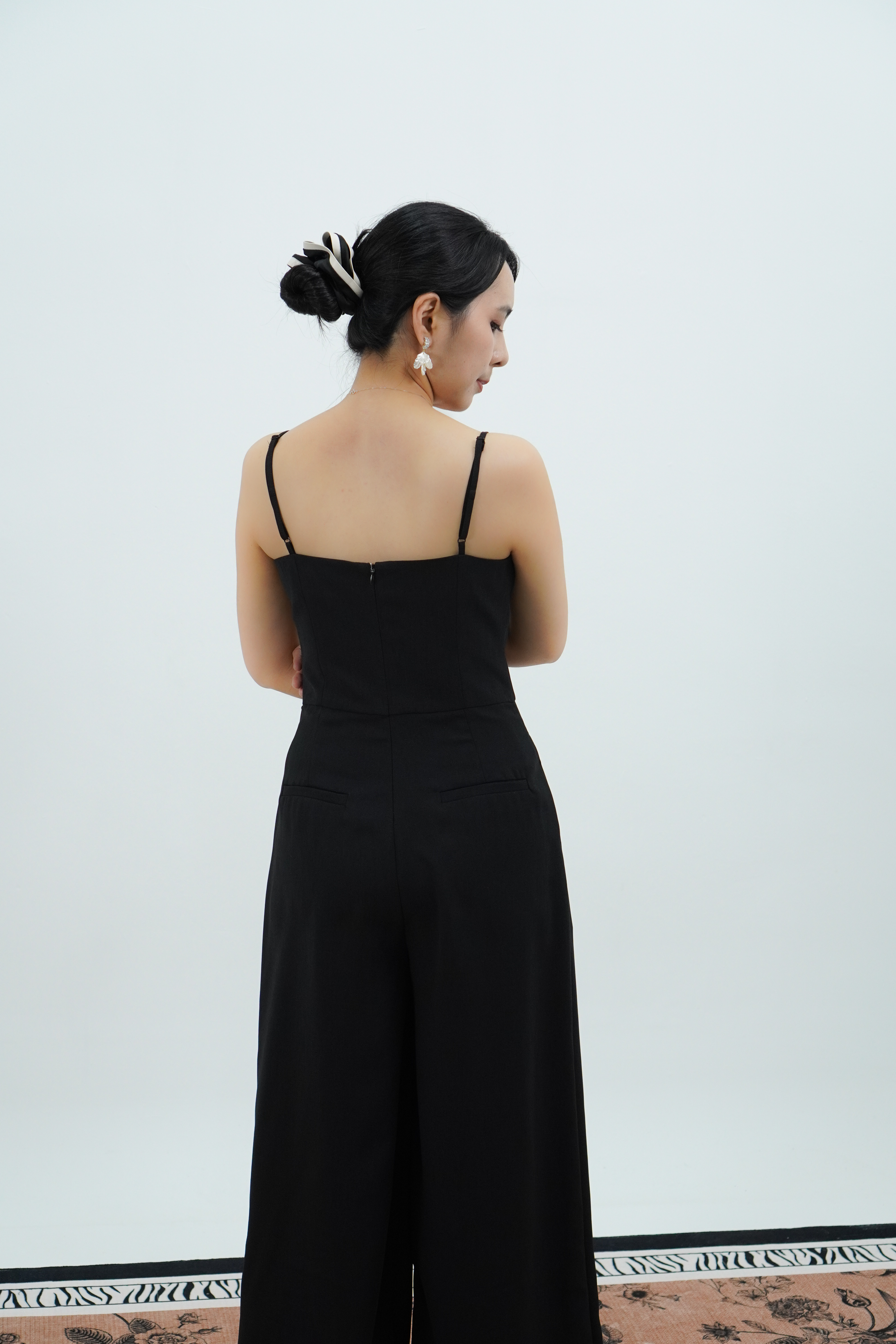 黑色吊带压褶连身裤 Strappy Pleated Jumpsuit