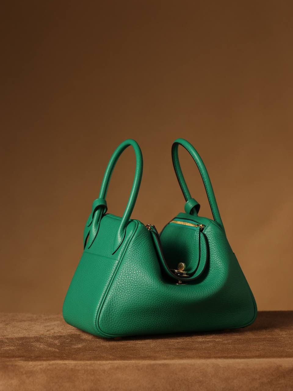 Hermes 爱马仕 Lindy 26cm 丝绒绿金扣👜✨ Lindy 独家渠道货 独家欧洲原厂皮原厂五金组装的ZP尾单货 尺寸：26*18*14 cm Lindy是采用原厂的正品TC皮，什么是TC皮？ 爱马仕专用的clemence,简称tc皮，是Hermes最受欢迎的皮革之一，颜色会比Togo少一些，但是纹路比Togo细腻，含油更高，更软，因此稍稍有些下垂感的特点。