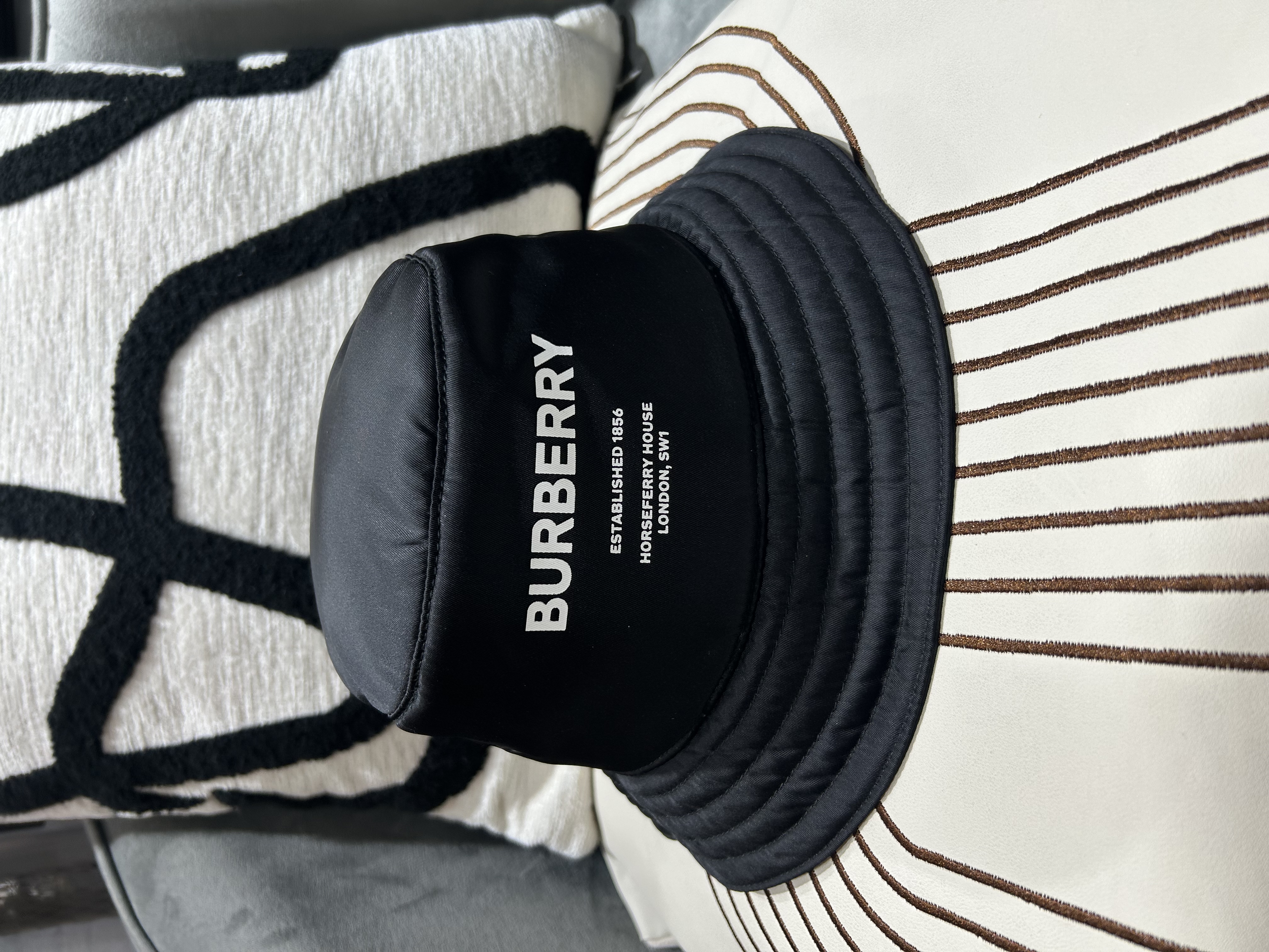 Burberry 帽London nylon bucket hat S size 100%Authentic,99%new