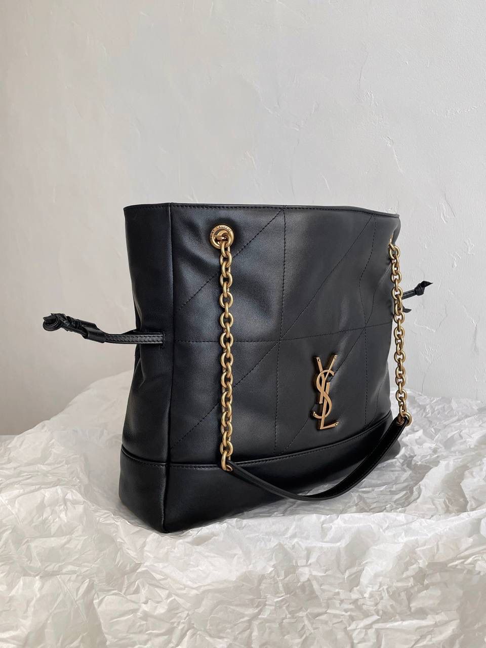 🖤小号爆款🔥 ys1 Jamie 4.3 large pochon福袋腋下包 设计师真的太懂消费者需要什么了吧 很多托特包的设计都没法让颜值和实用性两者都兼得 但是！这只tote做到了！ 它包身轻，容量大，而且还很优雅！ 是有设计在线，且贵气满满的实用型tote 我觉得比22bag好看耶 这是可以说的吗😝 还是一只可以让你实现优雅带娃的妈咪包～ 29×27×11cm833948m