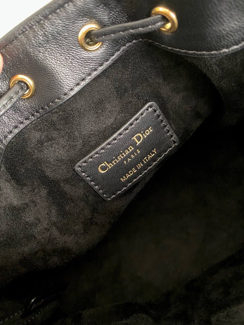 🈶黑色，迷你 𝗗𝗜𝗢𝗥 𝗠𝗮𝗿𝗹𝗲𝗺𝗮水桶包 水桶包好的一点就是容量巨大！ D家新出的这只你不要看它小， 容量我真的超爱～ 风格依然是Jolie同系列的珍珠元素 极简的包身加拼色链条，精致耐看 经典藤格纹羊皮，皮质柔软有光泽 主要是实用，斜挎休闲 手拎乖巧精致， 适用于任何场合！ 绝对是你日常出勤率最高的一款 17×16×9cm #7060m