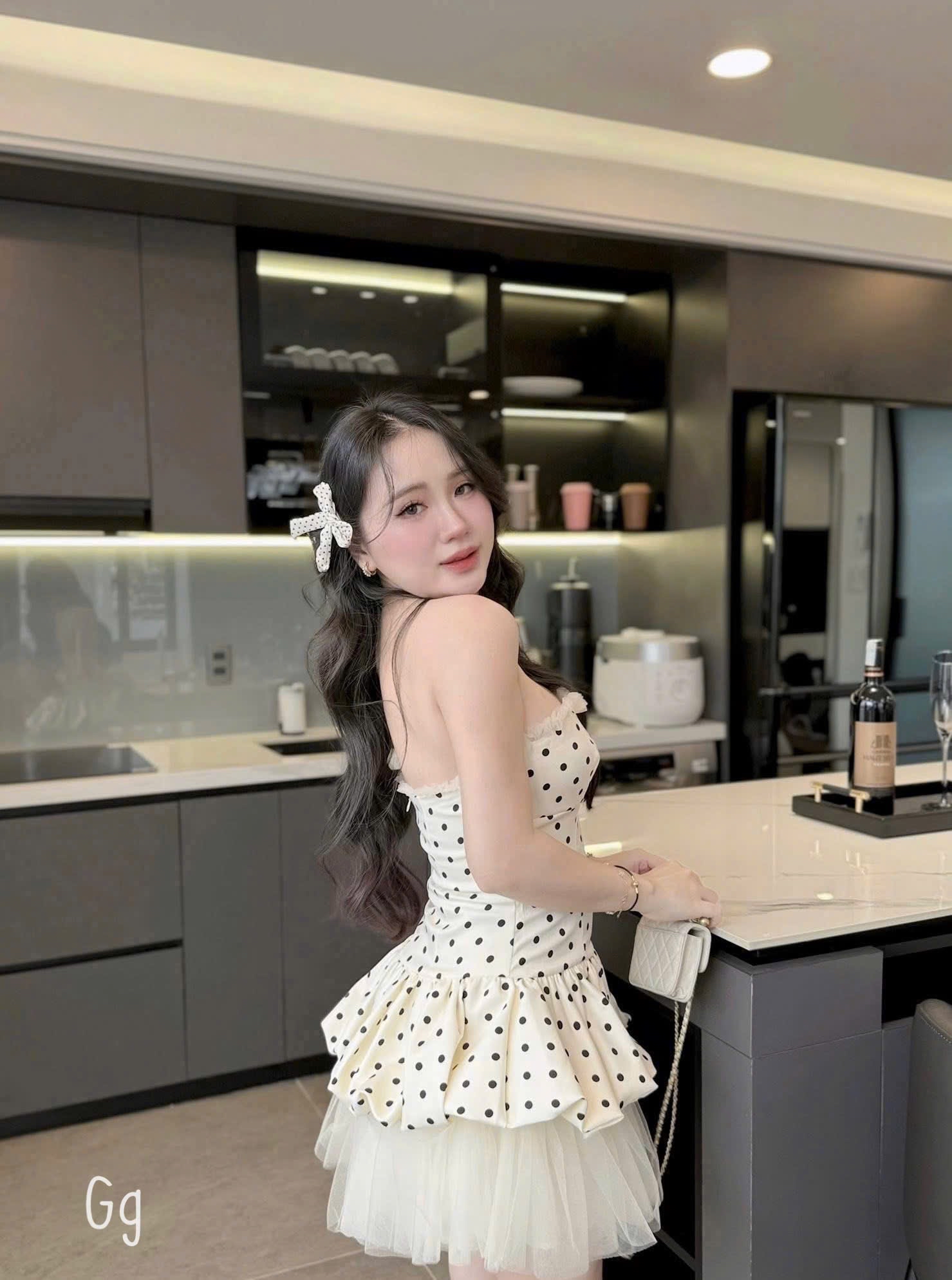 波點連身裙 配上多層荷葉邊裙擺