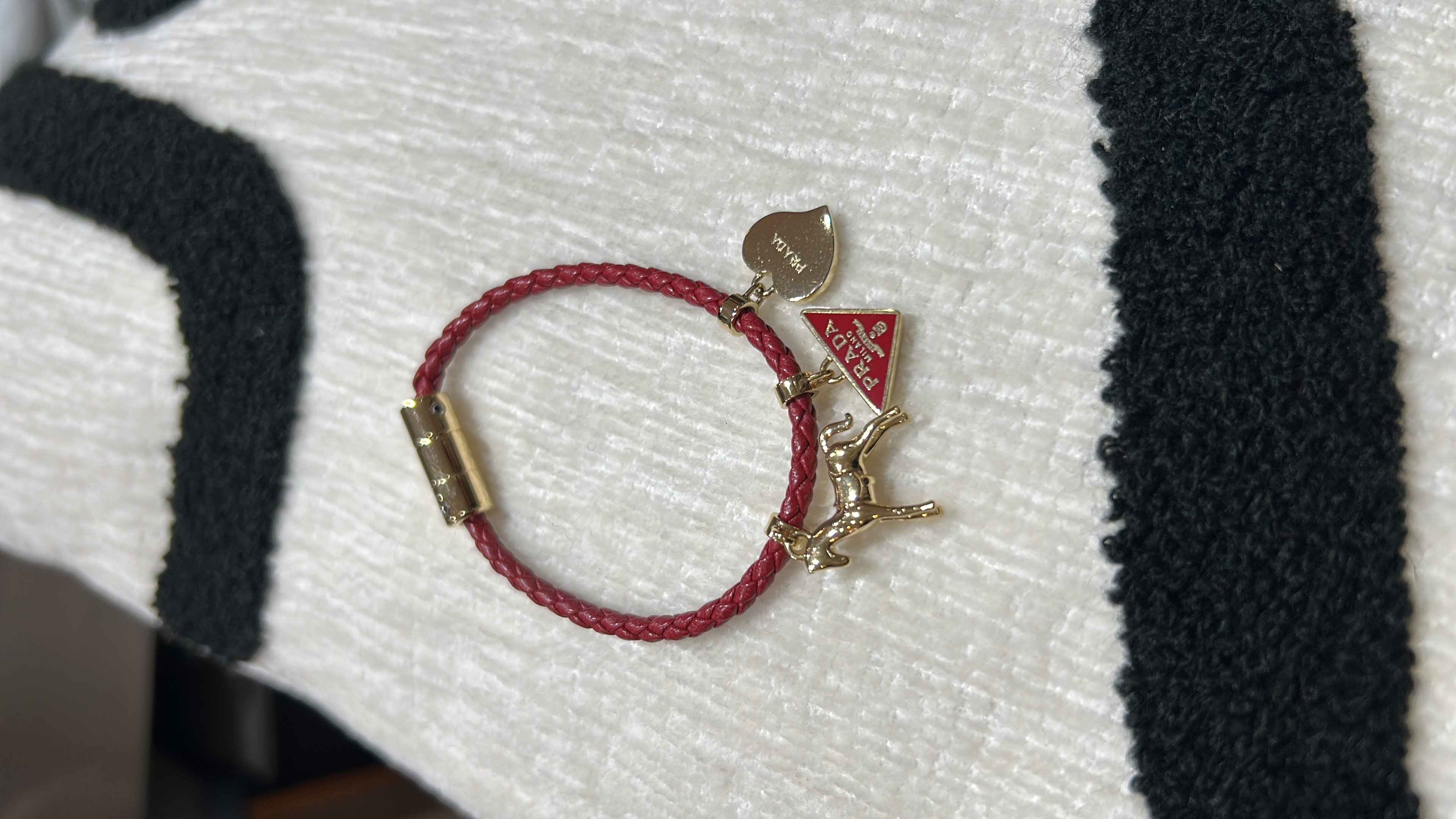 Prada bracelet  100%Authentic,98%new✅專門店收據 