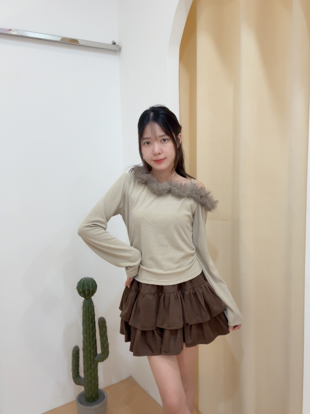 斜肩毛毛领字母钉珠长袖上衣 R2842