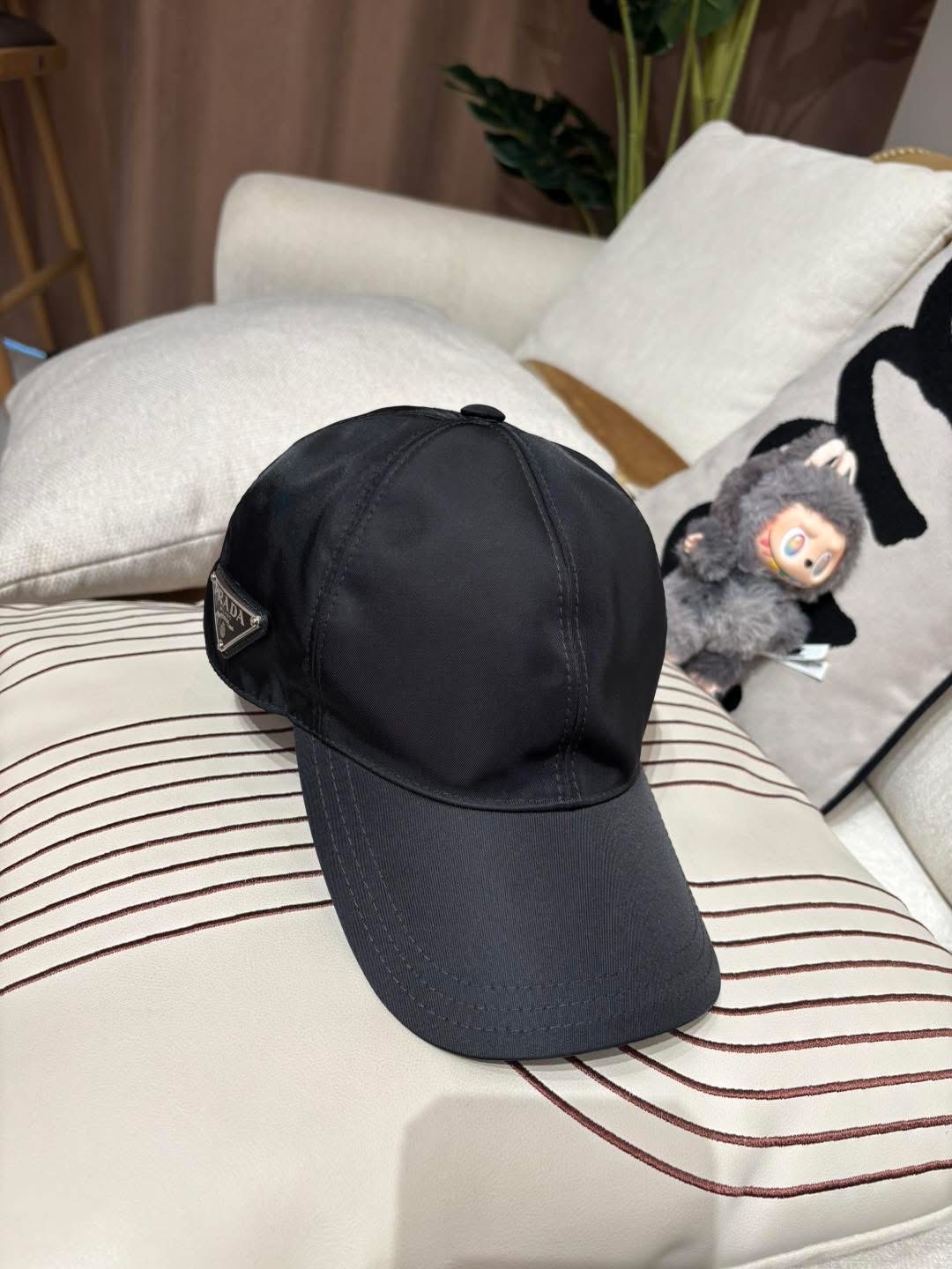 Prada re-nylon cap M size  100%Authentic ,99%new  ✅tap booklet
