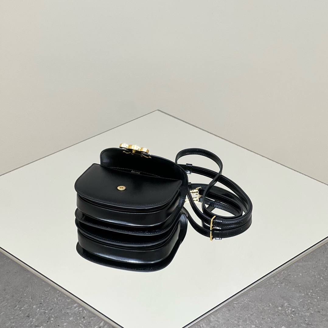 🔥大货实拍图 𝗖𝗘𝗟𝗜𝗡𝗘 ♥ 𝗕𝗘𝗦𝗔𝗖𝗘 𝗧𝗥𝗜𝗢𝗠𝗣𝗛𝗘手提马鞍 型号：10L063 尺寸：15.5*11.5*5cm