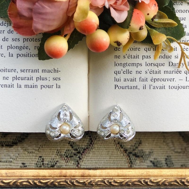 Vintage c.a. 1960s Reversed Heart Shape /Lily Pad Silver Tone Clip Earrings(MT1853-4)