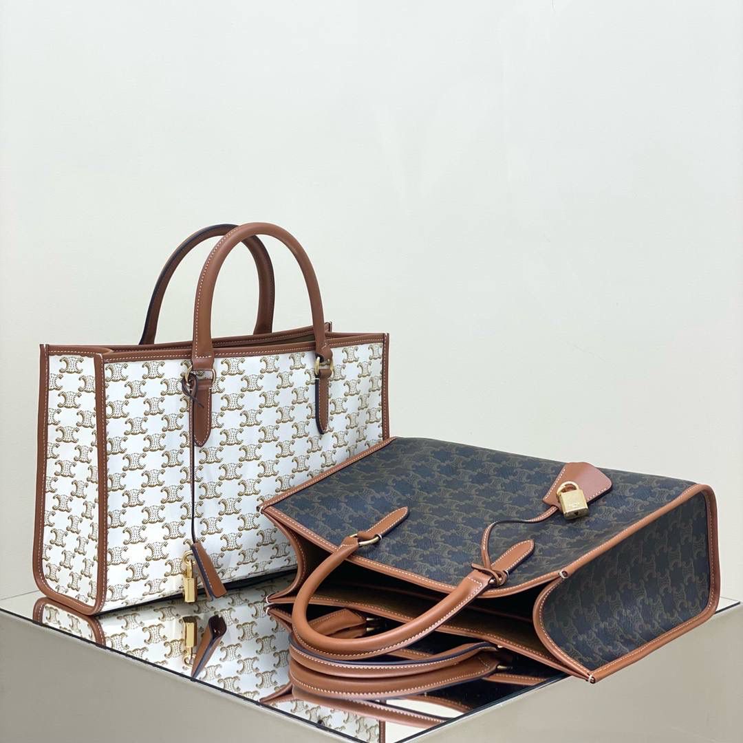 🔥大货实拍图 𝗖𝗘𝗟𝗜𝗡𝗘 ♥ 𝗖𝗔𝗕𝗔𝗦 𝗧𝗢𝗧𝗘小号 型号：199742 尺寸：35*22*7cm 适合通勤以及日常背，百搭耐看型选手，盲冲不出错😍💕