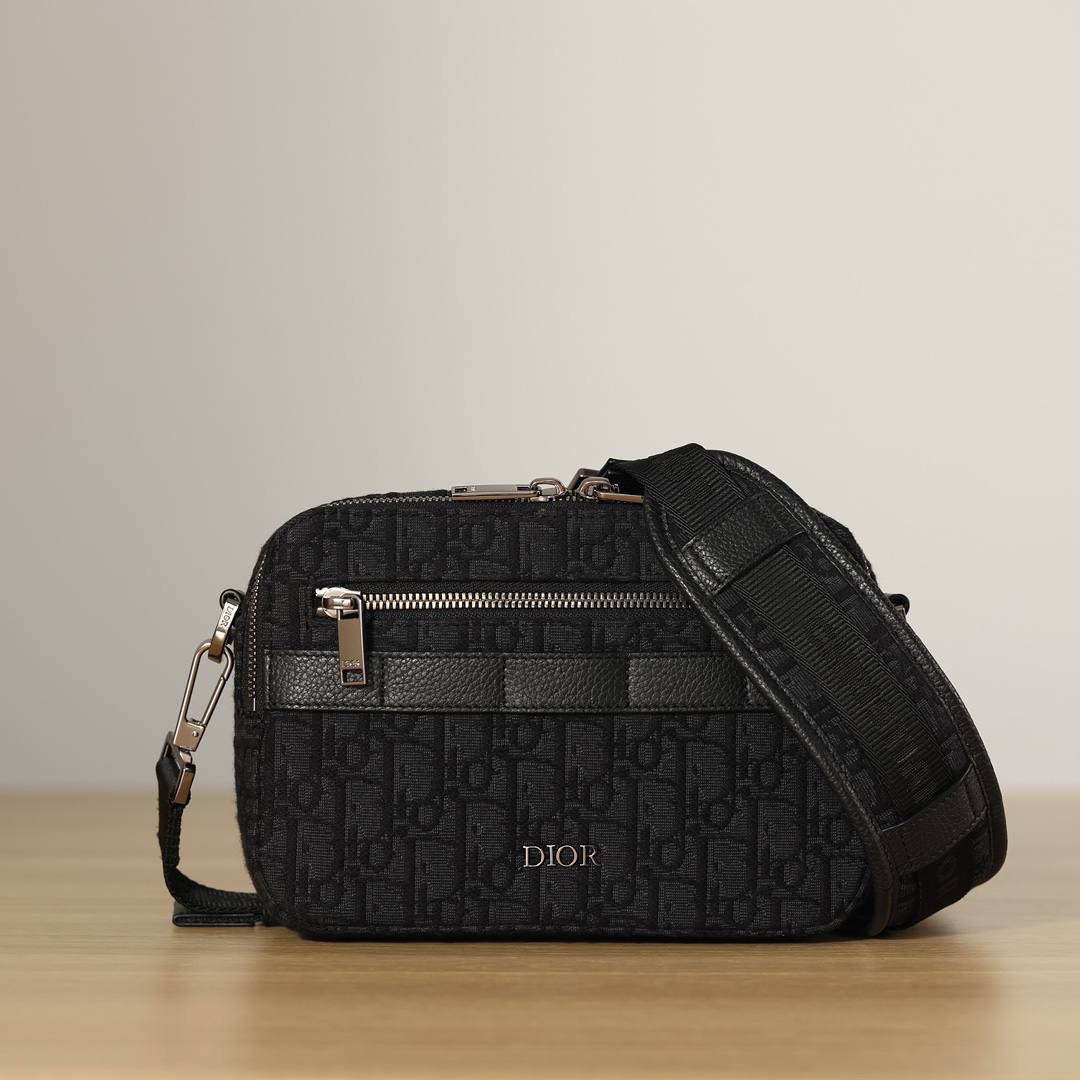 Safari 信使包(附肩带)👜✨ 黑色 Oblique 印花 尺寸:22x15x6厘米(长x高x宽) 可收纳一台iPad mini 这款 Safari信使包实用小巧，便于日常携带。🥰 采用黑色 Obl ique 印花面料精心制作，饰以黑色粒面牛皮革细节。 拉链隔层和正面口袋可收纳各种日常用品，搭配可调节的Christi an Dior 肩带，可肩背或斜挎。