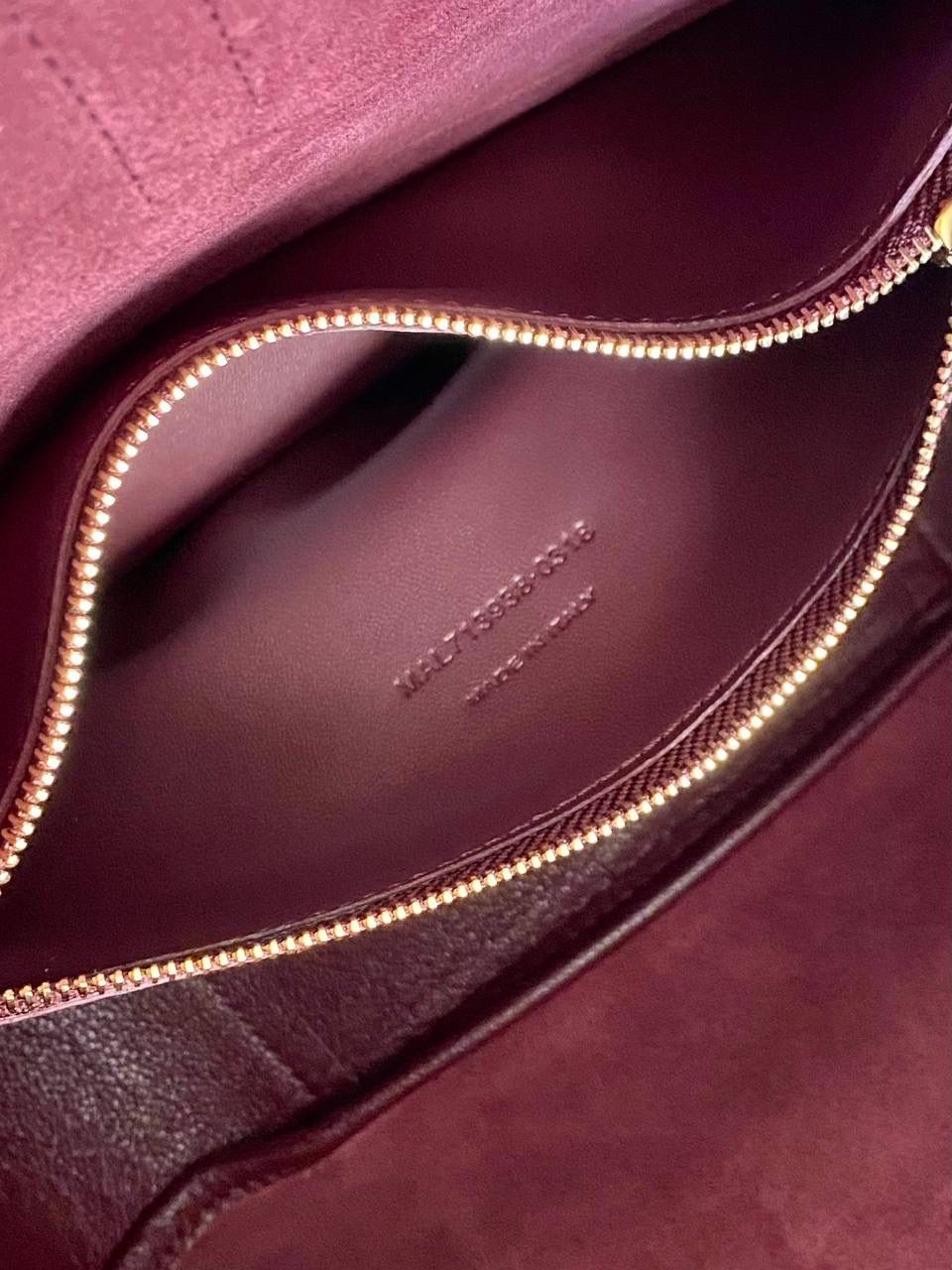 【已更新最新细节⚠️】 ys1 hobo bag腋下包酒红色🫘 我和你们说，这只包看着普普通通 但是上身是真的很好看！ 第一次看到他们家有这种慵懒的腋下包 整个包都是柔软的原厂胎牛皮 又轻容量又大，真的很～～好背 这只包的灵魂在于圆滚滚中又有型 市场很多做得太挺括硬朗，那种货打咩啊❌ ZP开发⚠️全套包装哦～ 23×22×8.5cm713938m