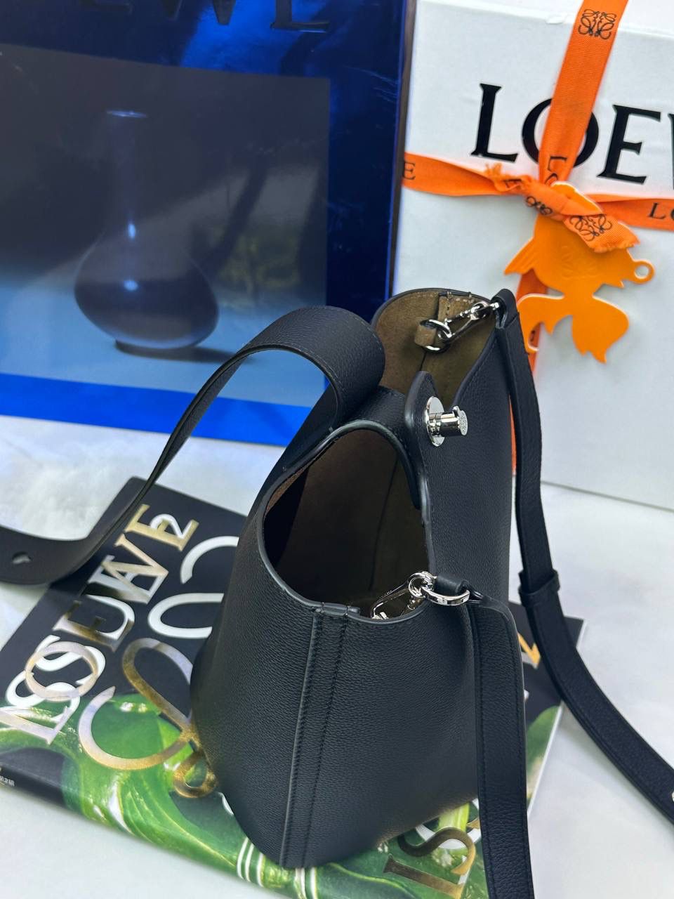 ♥️𝙈𝙞𝙣𝙞 𝙋𝙚𝙗𝙗𝙡𝙚 𝘽𝙪𝙘𝙠𝙚𝙩 ——【黑色荔枝纹】 尺寸：𝟏𝟔-𝟏𝟔-𝟗.𝟓𝐜𝐦 编码：062339 🎈标志性Anagram鹅卵石点缀，配以纯粹简约线条以及瞩目设计风格，诠释全新𝙋𝙚𝙗𝙗𝙡𝙚手袋👜 🎈自带一根🉑拆卸🉑调节的肩带，一包多背，多样化风格，秀场大放异彩😀内里容量超大，日常实用性强👌 🎈配全套专柜礼盒🎁，给你满满的仪式感👀