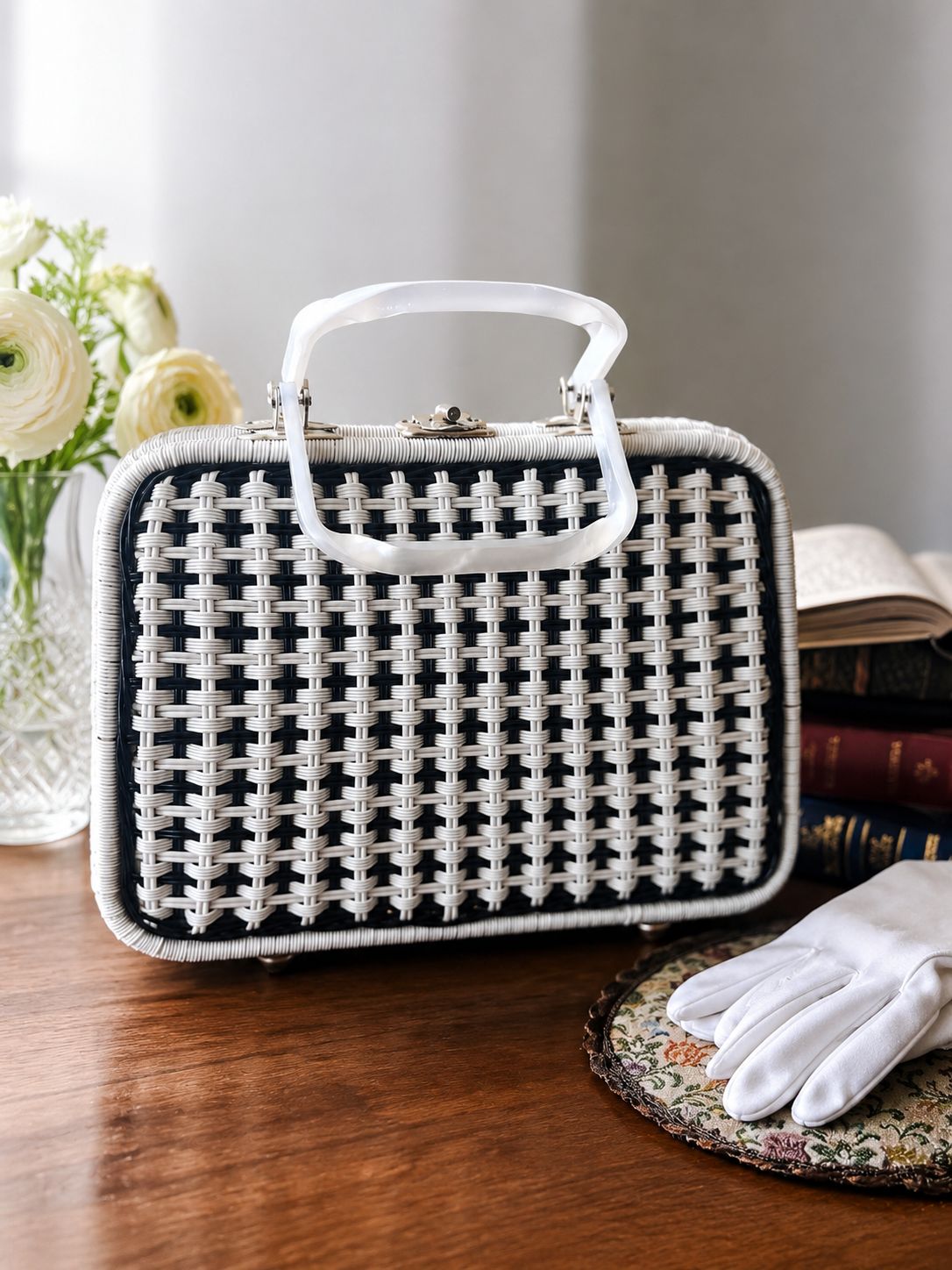 Unmarked Likely Made in Hong Kong Blue and white Wicker Straw bag with Lucite Handle (MT2588)