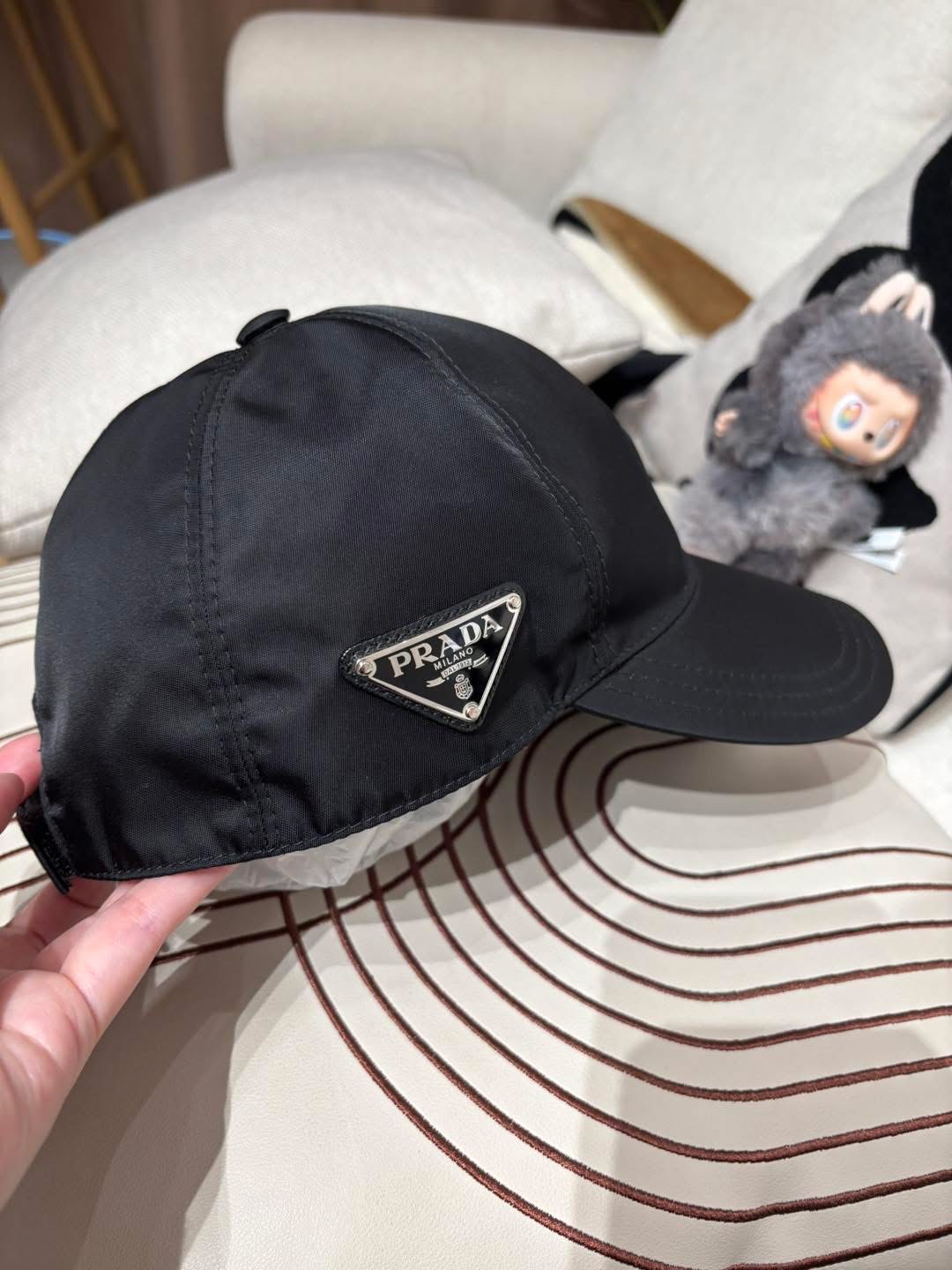 Prada re-nylon cap M size  100%Authentic ,99%new  ✅tap booklet