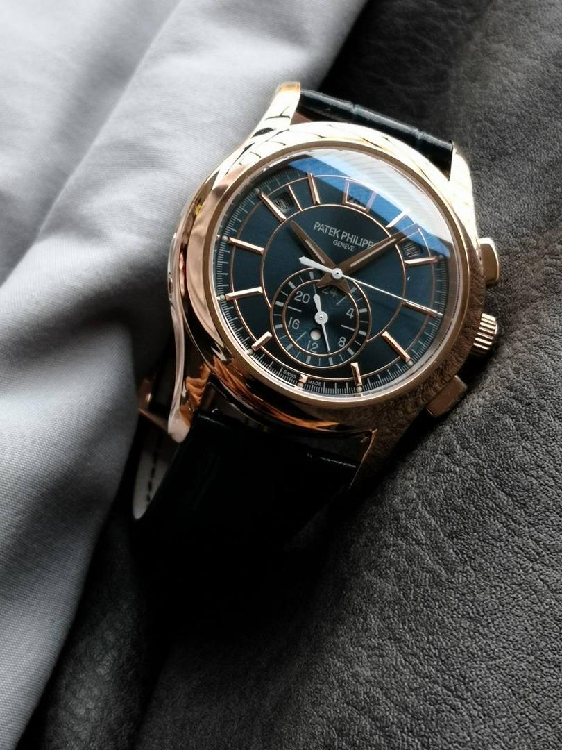 2024墙裂推荐 重金打造经典时计】——百达.翡丽复杂功能系列5905R-010重磅登场，迄今推出的首款Nautilus复杂腕表，以超复杂的工艺技术打造休闲运动腕表。 1⃣️小身板大能量：尽揽以下功能∶12点位日历功能 10点位星期功能 2点位星期功能 6点位24小时。所有功能都可正常使用。 2⃣️机芯采用复刻版Cal.240自动上链机芯，在实现外观的逼真前提下，功能一并完美诠释。 3⃣️改装大师独立制表人，倾情参与定制改装表盘颜色，给予独一无二的腕表增添有趣的灵魂！ 匠心力作 欢迎各位表友品鉴！