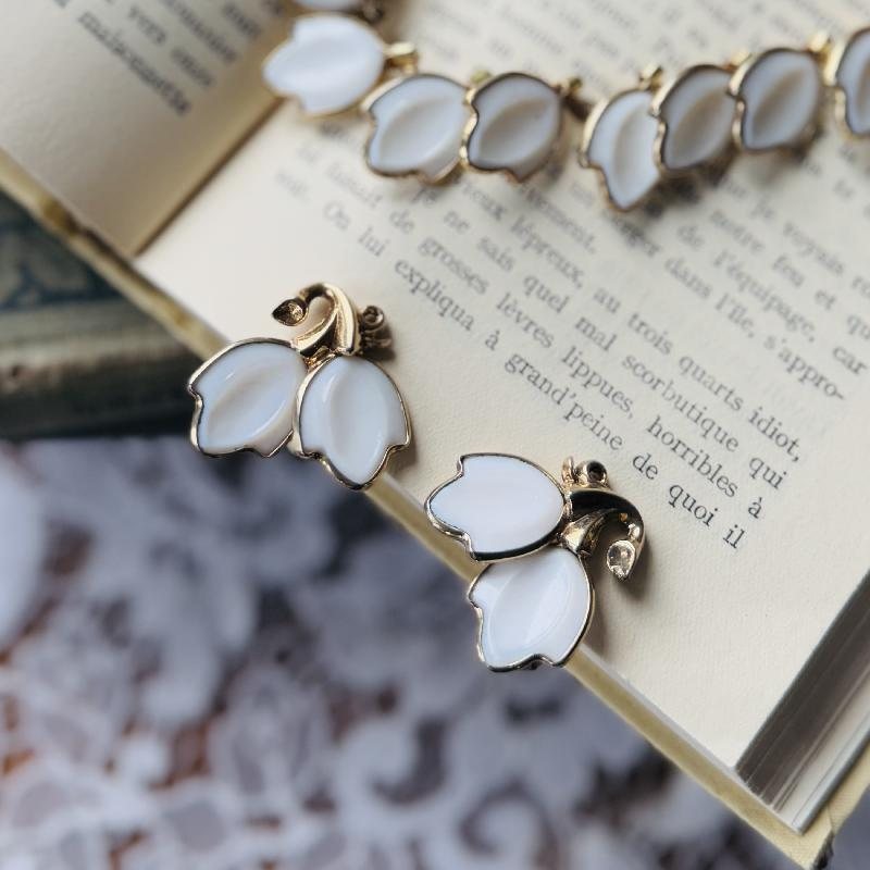 Rare! Crown Trifari 1951 Advert Piece Dogwood Milk Glass “Fashion Blossoms from the Garden of Jewels” series Necklace and Clip Earrings Set (MT2251)