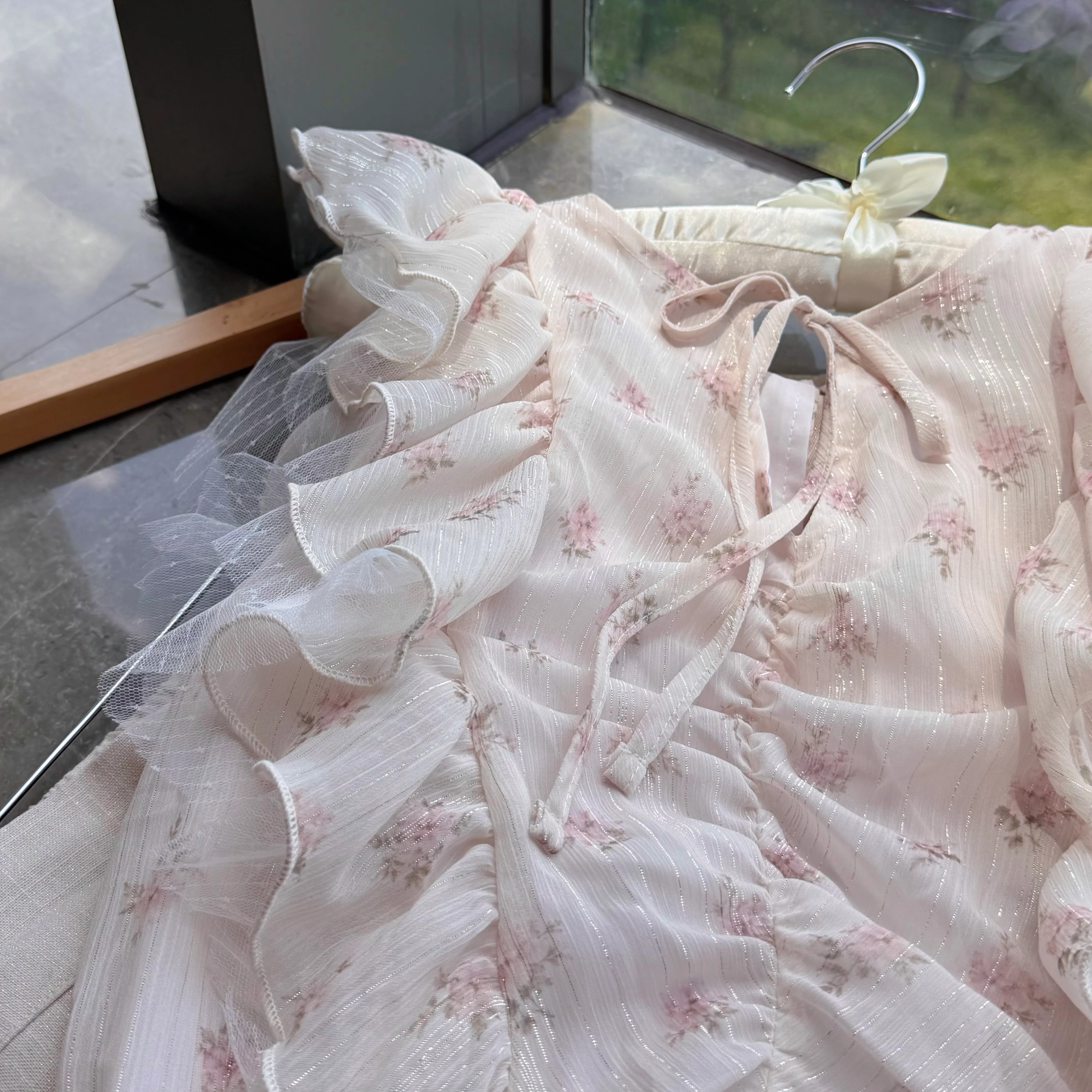 #HANNAexclusive# Whispering Petal Sleeve Blouse