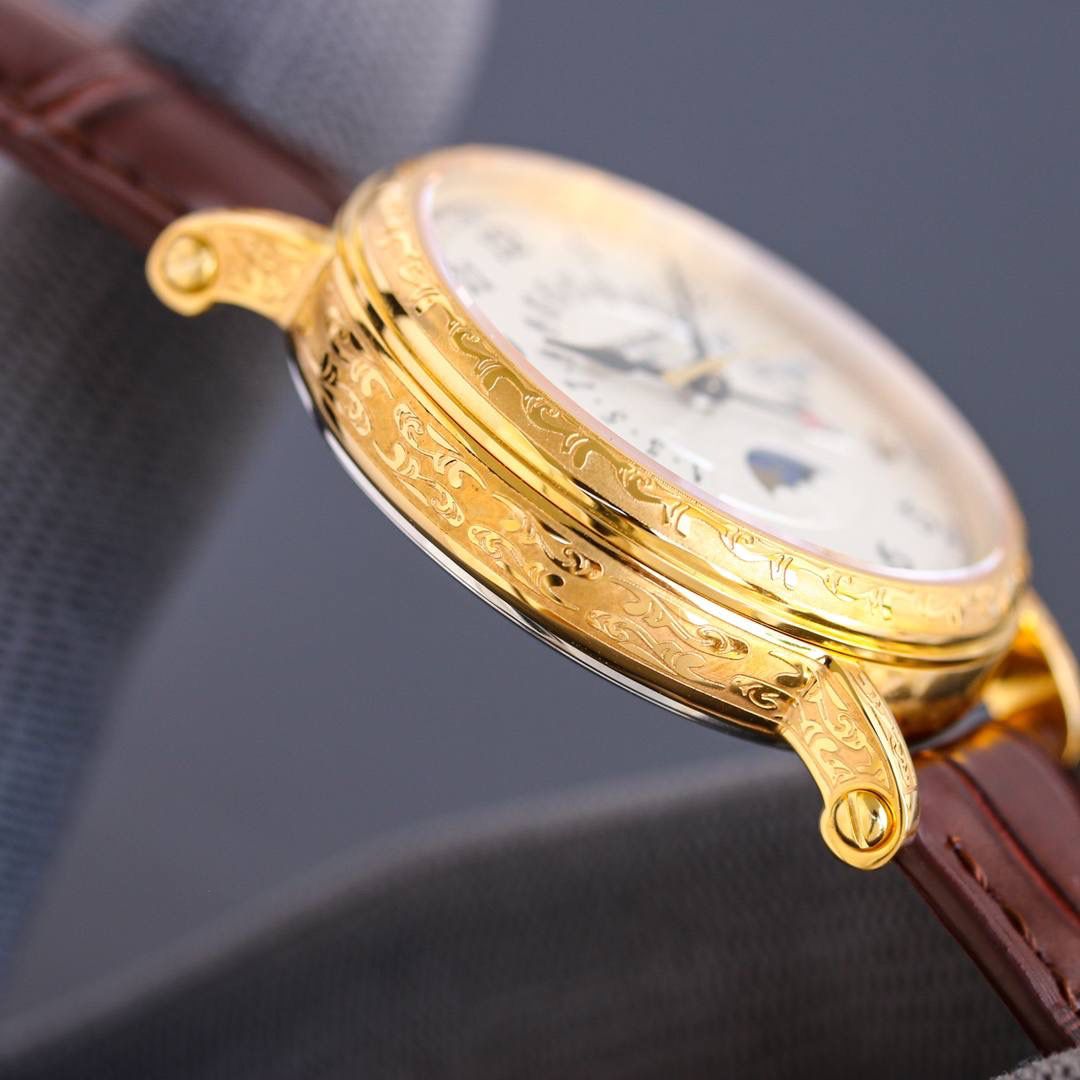 百达翡丽5159万年历腕表✨ 儒雅登场 38mm黄金尺寸+百搭表耳，大小手腕都适配，商务正装露半节超显贵气💼，上手舒适有分量，成功人士标配，戴出排面与底气🤩 ✅表壳精磨细造，温润如玉质感拉满 ✅冲压后盖衔接清脆，防水性能升级 ✅刻度指针贵金属电镀，质感更出众 ✅锅盖型微凸蓝宝表镜，通透辨时准 ✅贵金属钢印立体清晰，细节超规范 🔥定制Cal.324一体机芯｜更薄更稳，仿真度拉满 🎩意大利小牛皮表带+顶级灯笼表扣，通用原装，正装儒雅范儿拉满，人生赢家必备款！