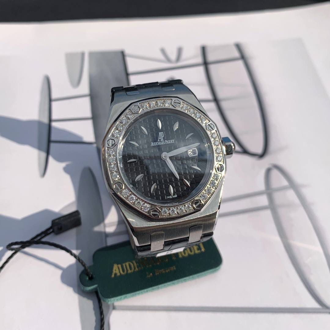 全网女神看过来😍😍这款爱彼女表才是最具有性价比的… 爱彼皇家橡树系列型号67601石英腕表，皇家橡树系列独有的八角形外观还拥有爱彼独特的设计风格也将女士优雅风格融入其中，深受女明星们的爱戴，表带澳洲湾鳄鱼皮，即使只有33毫米的小尺寸，也将爱彼独有的纯净美感与刚毅线条展现的淋漓尽致，而镶满钻石的表圈也为佩戴的女士增添了更多的柔美。（32颗明亮式切割美钻，总重约0.65克拉）巴蒂镶嵌一枚半透明凸面蓝宝石，搭载瑞士进口石英机芯，拥有实用的日历显示功能，女士们佩戴起来不会显得沉重 ，配专柜最新全套包装发货！这种货一般数量不是很多哦