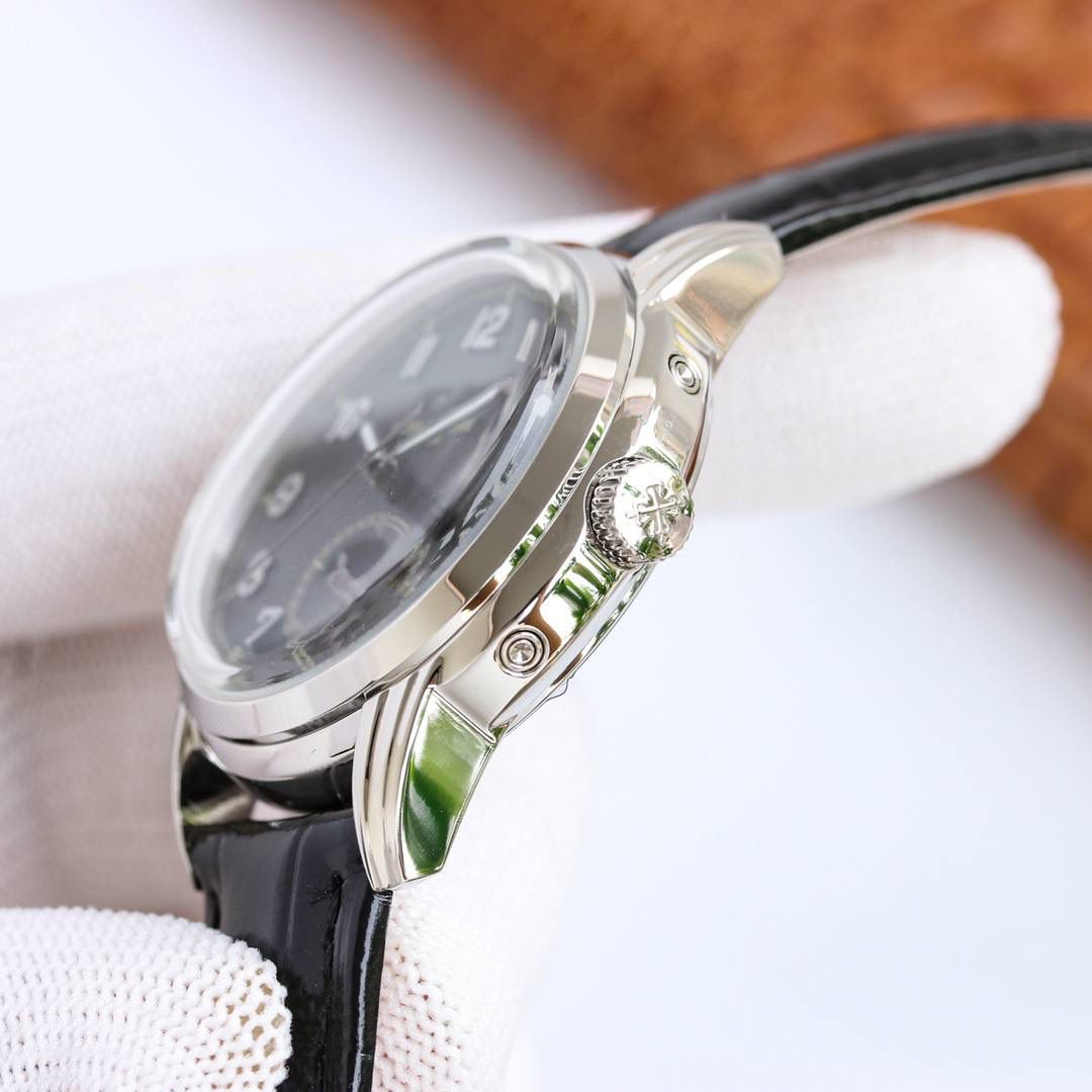 百达翡丽5320G-001超级复杂功能时计直径40毫米一体冲压成型的双层式精钢表壳，致敬了经典的设计语言奶油色的表盘营造复古氛围，表盘边缘刻印有密分秒数刻度，配金质阿拉伯数字及五分钟凸圆刻度字钉，更有立体感。时分指针以巴顿式设计为基础，配以尖长的针尖，这特色造型是呼应了 1950 年代 Ref. 1463 计时码表的指针。表盘6点位置是月相显示和日期分拨。所有的万年历标志都很好，一眼就能读懂。内里搭置了仿324 S Q 自动上链机芯，是 324 自动上条传奇机芯的精装版本。机芯夹板桥经倒角，边缘作细意打磨，主夹板饰以鱼鳞纹，而夹板则缀以日内瓦波纹，夹板表面有包金雕刻，螺丝凹槽经打磨和倒角，连钻孔亦同样经打磨处理。搭配朱古力啡色牛皮表带，进一步带出复古气息。经典气息满满，欢迎表友品鉴