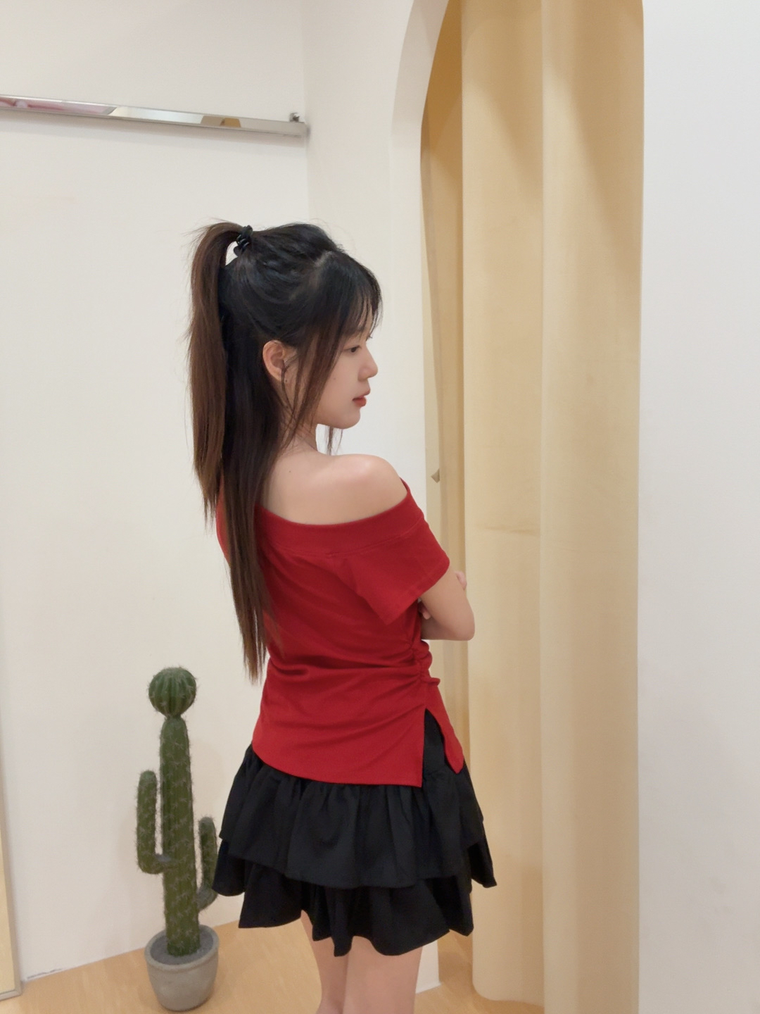 斜肩褶皱侧开叉修身上衣 R2716