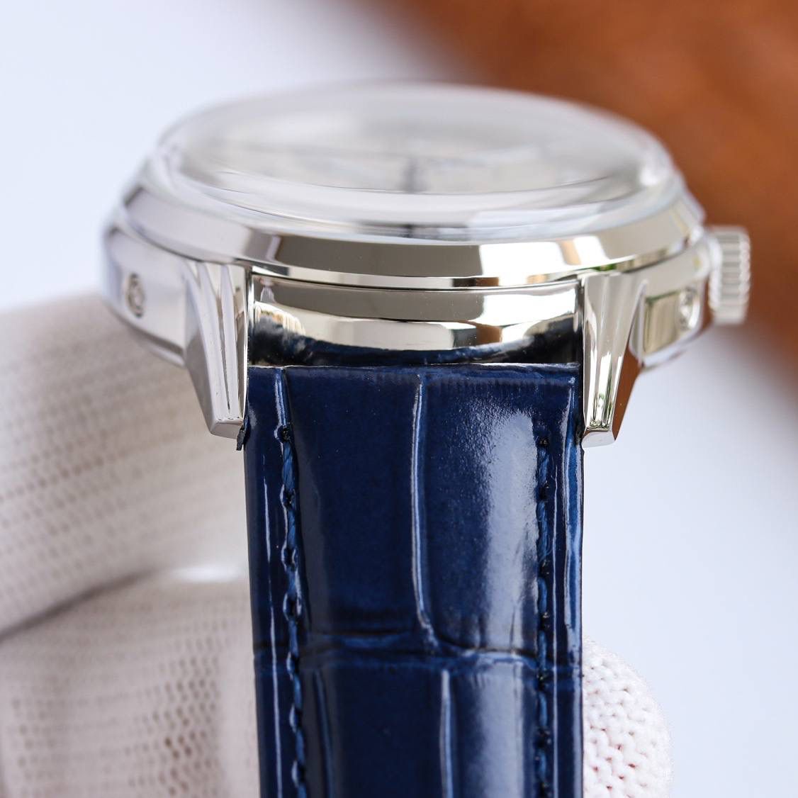 百达翡丽5320G-001超级复杂功能时计直径40毫米一体冲压成型的双层式精钢表壳，致敬了经典的设计语言奶油色的表盘营造复古氛围，表盘边缘刻印有密分秒数刻度，配金质阿拉伯数字及五分钟凸圆刻度字钉，更有立体感。时分指针以巴顿式设计为基础，配以尖长的针尖，这特色造型是呼应了 1950 年代 Ref. 1463 计时码表的指针。表盘6点位置是月相显示和日期分拨。所有的万年历标志都很好，一眼就能读懂。内里搭置了仿324 S Q 自动上链机芯，是 324 自动上条传奇机芯的精装版本。机芯夹板桥经倒角，边缘作细意打磨，主夹板饰以鱼鳞纹，而夹板则缀以日内瓦波纹，夹板表面有包金雕刻，螺丝凹槽经打磨和倒角，连钻孔亦同样经打磨处理。搭配朱古力啡色牛皮表带，进一步带出复古气息。经典气息满满，欢迎表友品鉴