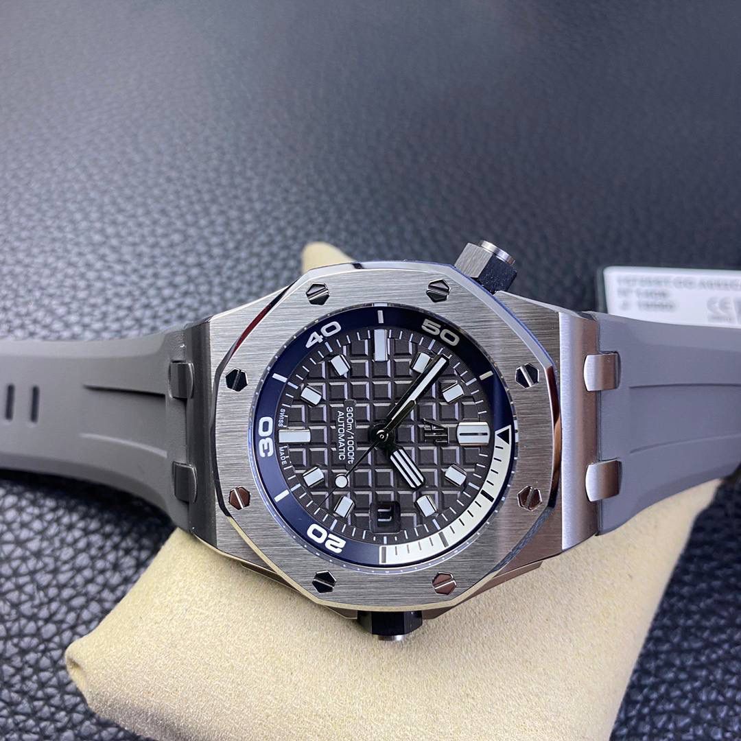 新款亮相 爱彼潜水表——新款爱彼15720！腕表尺寸42mmX14.2！ 1:表壳采用精钢表壳，搭配防眩光处理蓝宝石水晶玻璃表镜和表底，黑色陶瓷旋入式表冠，全部数据材质采用正品扫描对标。 2:机芯采用9015改全新的Calibre 4308自动上链机芯，走时稳定，无售后忧虑 3:独家最强机芯夹板打磨，更加立体。全新特调陀片颜色 4:最人性化的活动头粒缓冲，确保吻合正品 5:表盘镌刻“Méga Tapisserie”超大格纹装饰，搭配荧光立体时标和皇家橡树指针，黑色旋转内表圈搭配米色0至15分钟区域 6:采用进口夜光填充，最持久的夜光和最齐的内应刻度 7:原装一致倍数放大镜日历窗口，超强通透性 8:表带采用最新款开模的进口橡胶带，无论纹路颗粒还是质量全部吻合正品，质感更高级。 功能走时精准稳定！