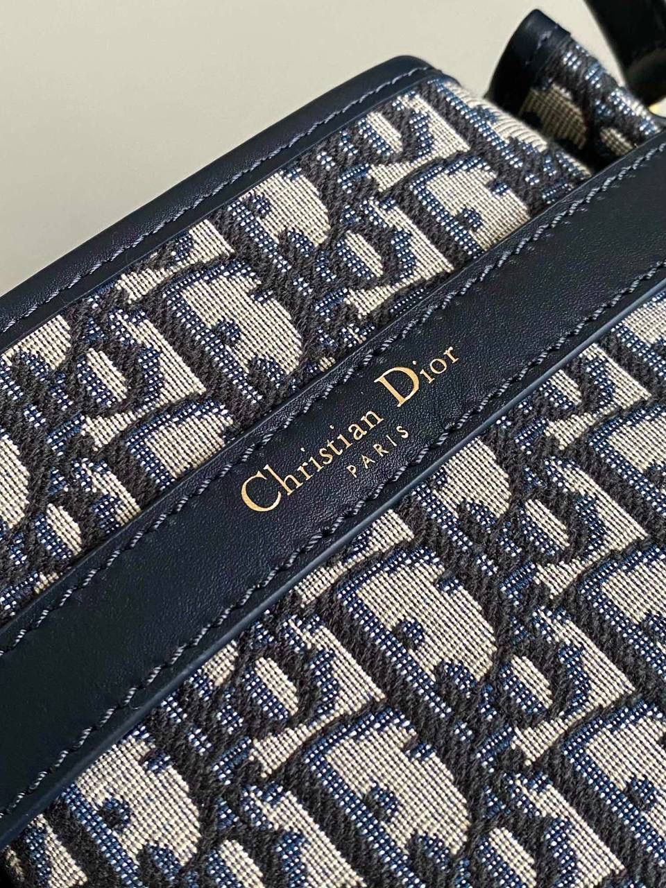 🈶老花蓝，中号 𝗖𝗘𝗦𝗧 𝗗𝗜𝗢𝗥 全新水桶包 一出场就是王炸！今年款式特别好看 怎么这么有设计感啊，像只钱袋子哈哈 旋转D字母开合CD锁扣，拉紧包口安全性高 松开的时候，整个包也很随性慵懒的感觉 两条长短肩带都可以调节，链条还能拆卸的 硬型底座放着更有立体感了，氛围拉满 特别是容量大大大啊，太适合早八人了吧 一股脑东西全部放进去，主打一个通勤 又是一只焊死在身上的水桶啊！！ 中号：24×10×24.5cm，#7061m 小号：17x7x18cm