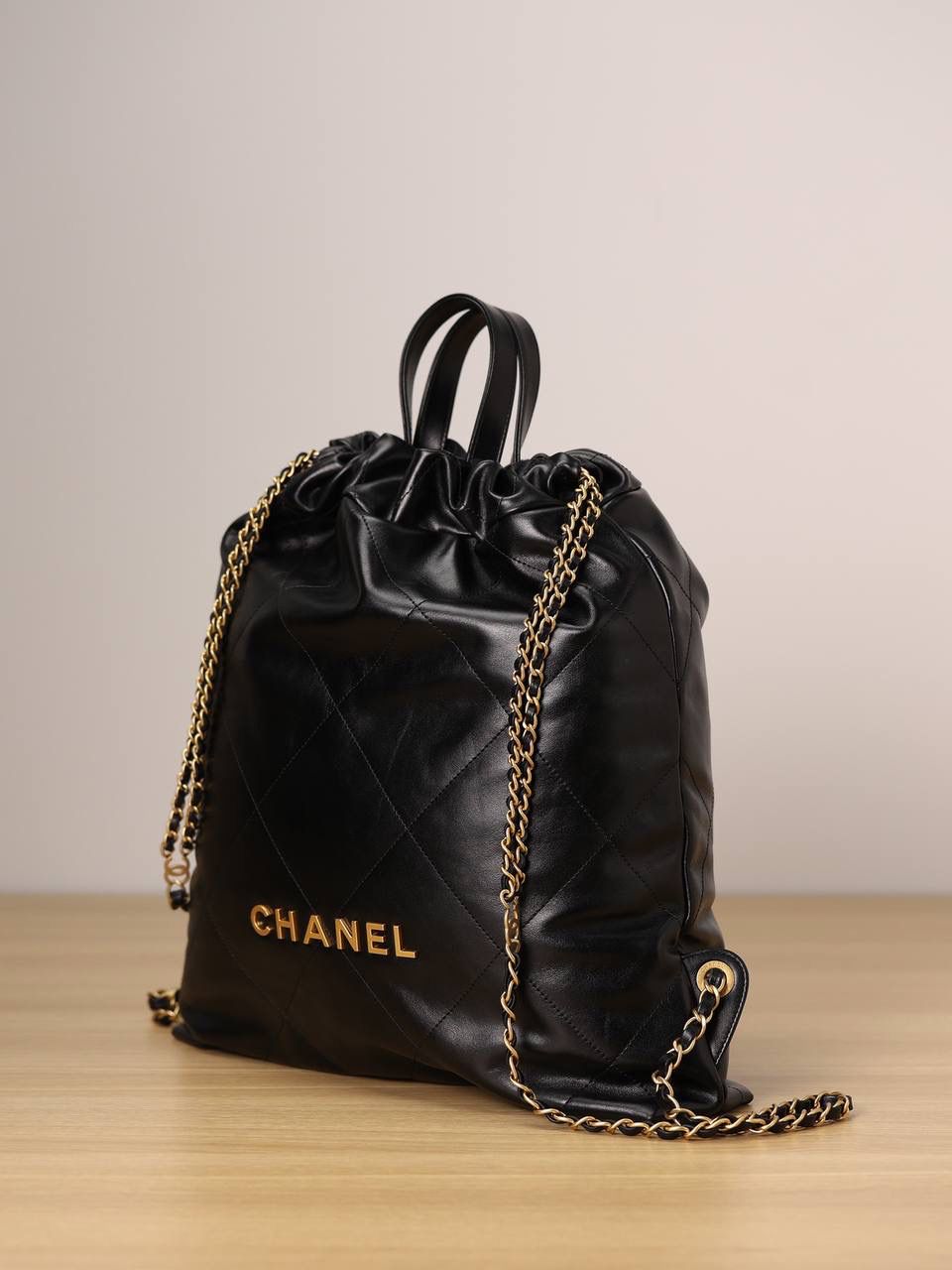 CHANEL香奈儿 22SS春夏系列 22Bag链条双肩包 🎒❤️‍🩹 独家渠道货 独家欧洲原厂皮组装ZP尾单货 杨幂、权志龙同款 爆款 ‼️ 原厂亮面牛皮 黑色搭配金色做旧五金 真的太好看了 尺寸：42*36*8cm