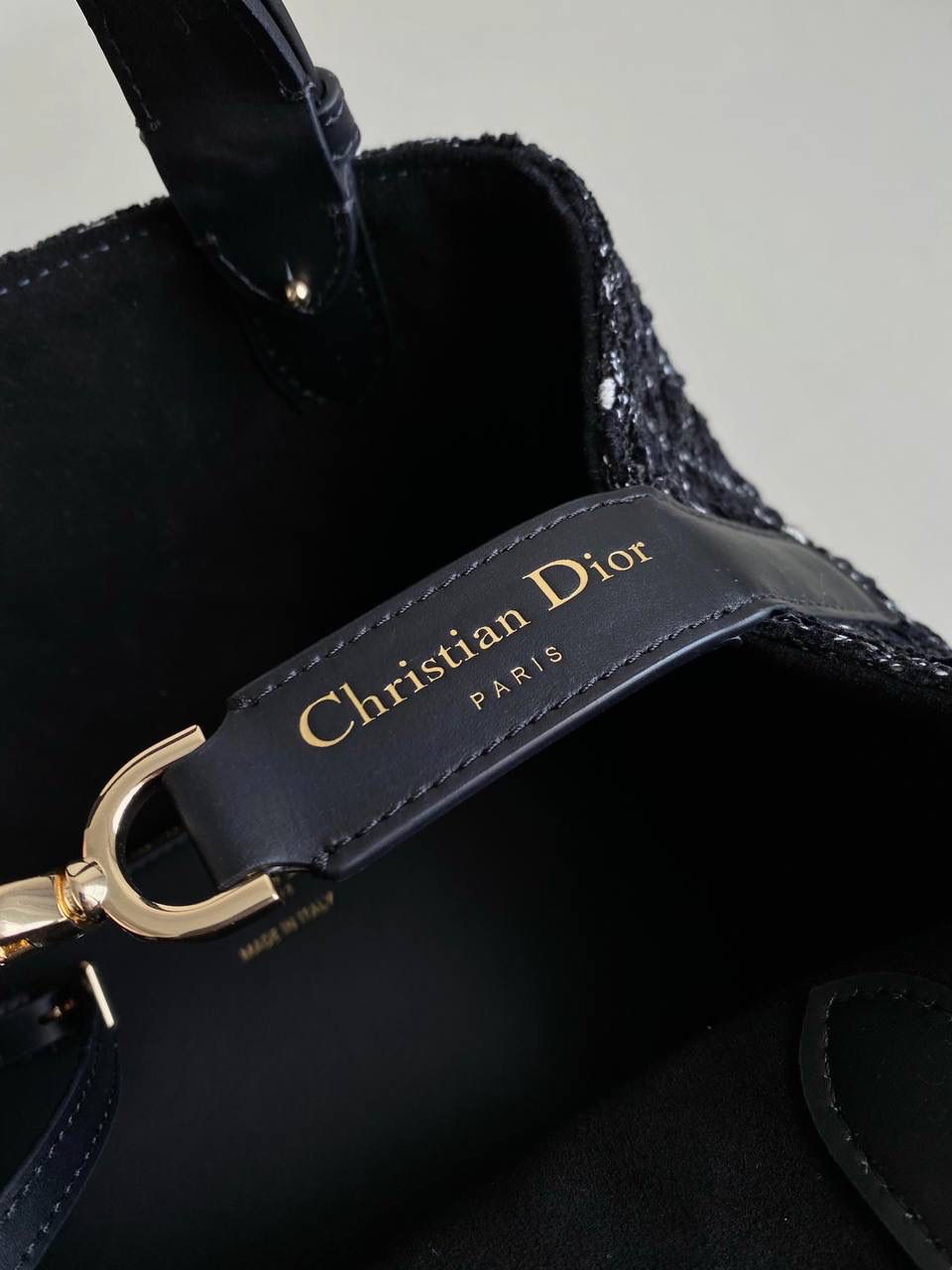 🈶粗花呢小号 𝗗𝗜𝗢𝗥 𝗧𝗼𝘂𝗷𝗼𝘂𝗿𝘀手袋，新材质 工序繁琐多股线绣黑白粗花呢藤格纹理 带着十分的诚意开发的这系列 那种低调高贵气质就很抓人，喜欢死了 我个人觉得比小香的花呢更年轻化 比想象中多了酷飒感且慵懒调调 解开卡扣从方包变成托特大包，真绝了 内置还配有小皮袋，可拆卸单独使用 重点手腕处是能调节长度，可腋下可手拎 请焊在我手上！带你大杀四方的一只 23×15×15cm，#m1292m