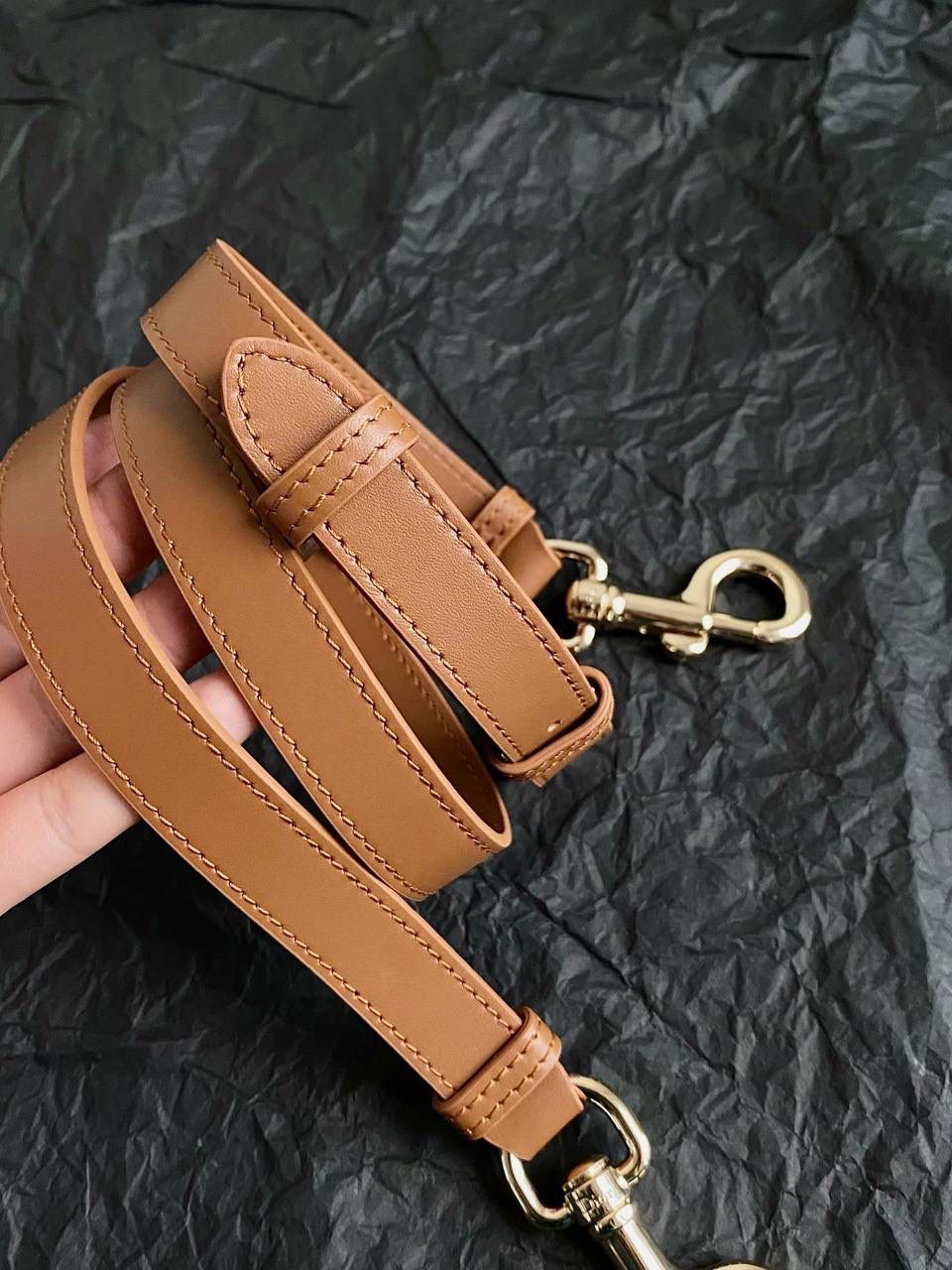 🈶中号 𝗗𝗜𝗢𝗥 𝗯𝗼𝗼𝗸 𝘁𝗼𝘁𝗲 拉菲草 不得不说，D家确实好会玩啊 可以背的托特来了！简直不要太棒 在最最最经典的托特上又衍生爆款了🤟🏻 全新拉菲草材质编织立体菱格，有种野奢感😎 这两年草编包很火，高级的度假风 我要迫不及待到假日啦，想去浪的心啊😍😍 36×16×27cm