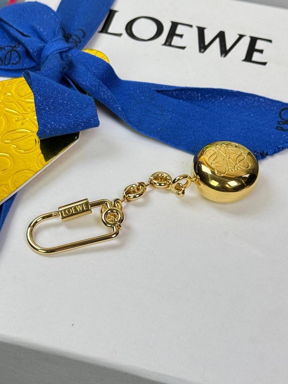 🎈罗家重磅出新👏吊坠出货啦♥️ ➖【金球/银球吊饰】 不仅仅是装饰，更是时尚的追求。可搭配所有包包👜，也可以搭配所有服饰，腰带等，让穿搭变得与众不同，精致时髦😍